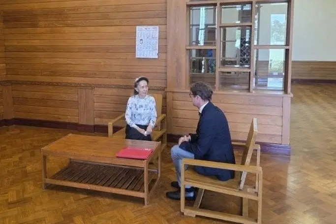 Aung San Suu Kyi met with Arnaude de Baecque of the International Committee of the Red Cross in Naypyidaw, Myanmar. Photo: Khine Khine Soe, Myanmar government spokesperson via Reuters