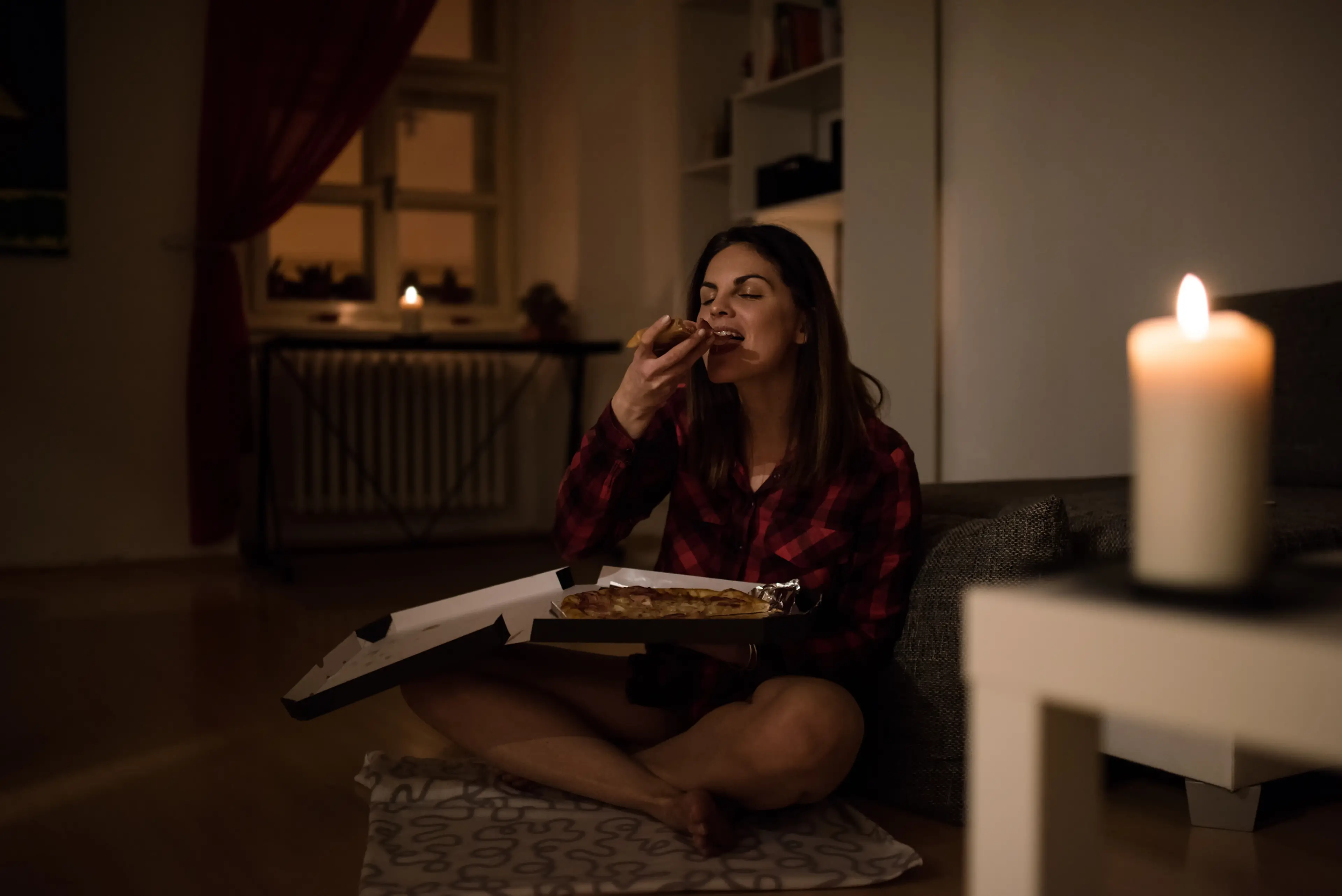 Eating late at night can disrupt the sleep-wake cycle. Photo: Getty Images