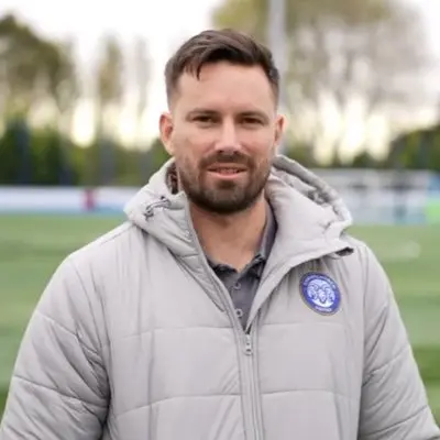United axe coach as league hopes hang in balance