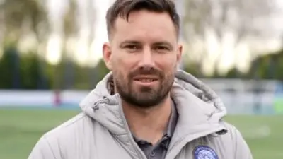 United axe coach as league hopes hang in balance
