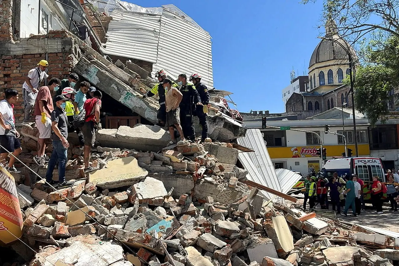 <p>Residents and emergency personnel dig through the debris of a partially collapsed building after an earthquake, in Pereira, Colombia. Photo: Reuters</p>\\n