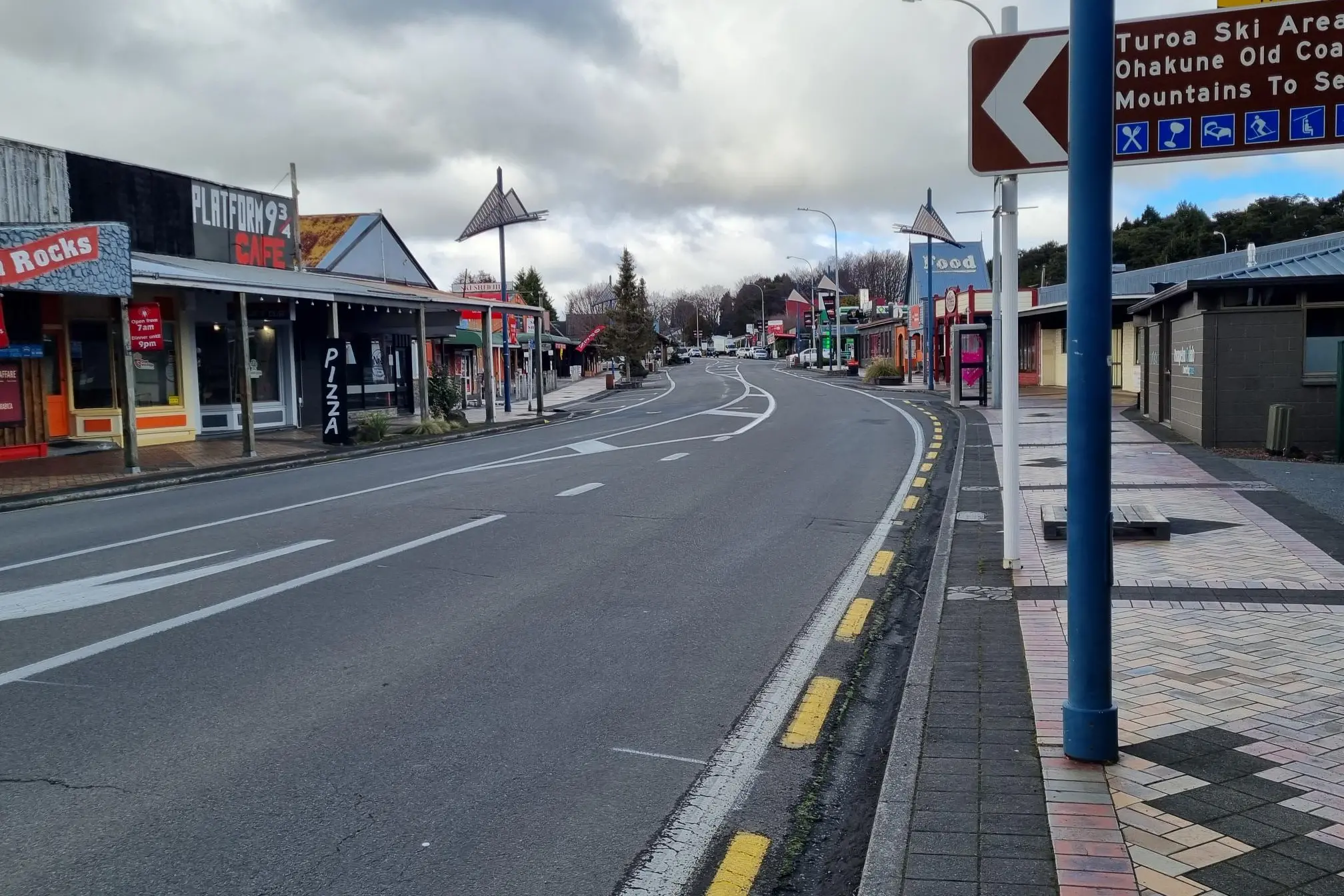 Ohakune\\'s main streets are quiet as eateries remain shut on Tuesday. Photo: RNZ