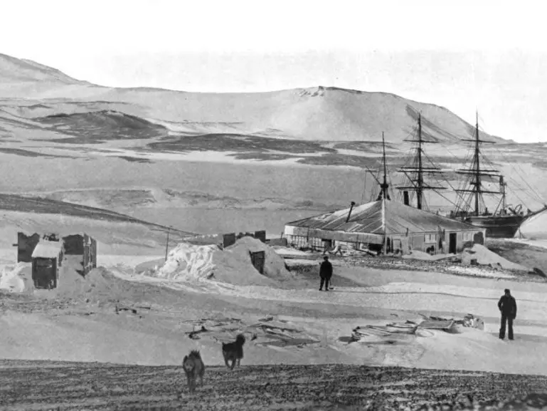 The \\'Discovery\\' winter camp. Wikimedia, CC BY-NC