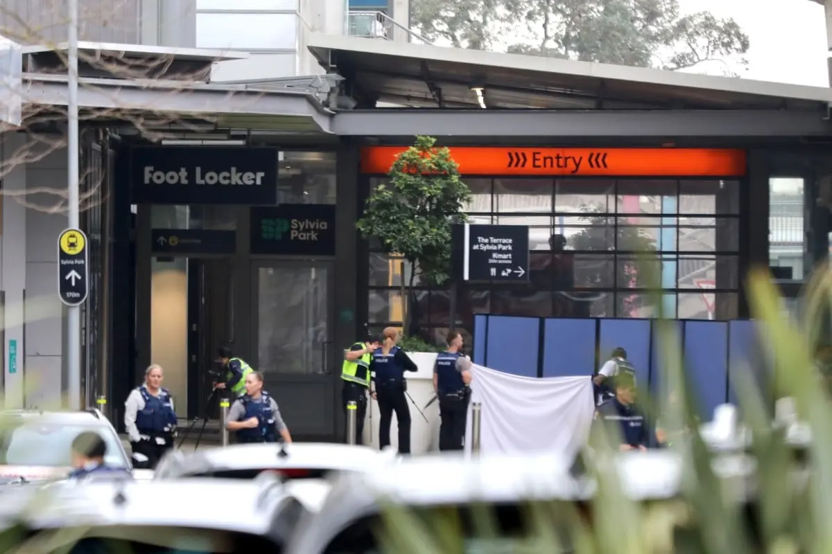 Police outside Sylvia Park mall on Thursday. Photo: RNZ