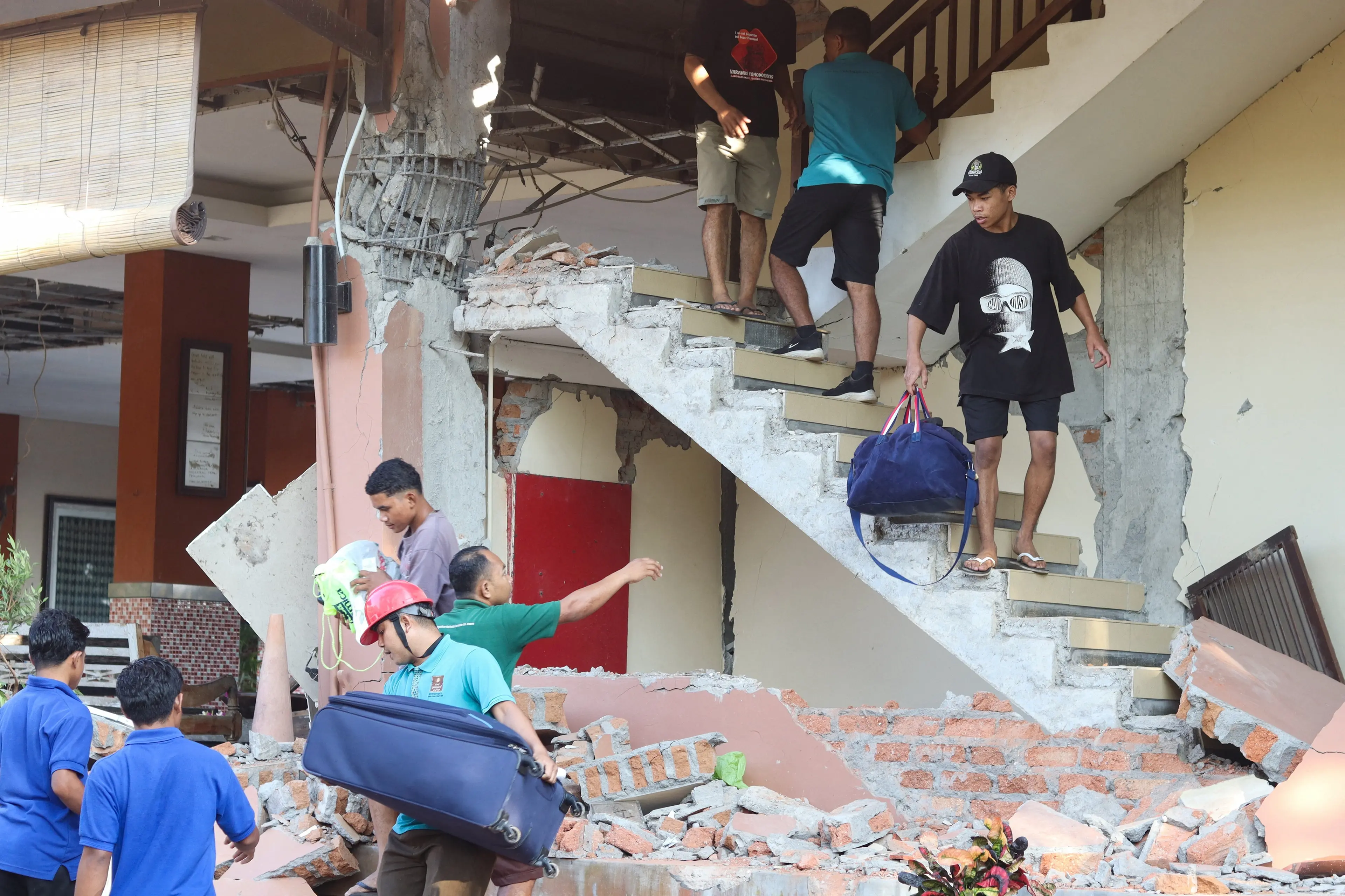 People evacuate from a hotel damaged by the quake in Labuan Bajo, Indonesia. Photo: Reuters