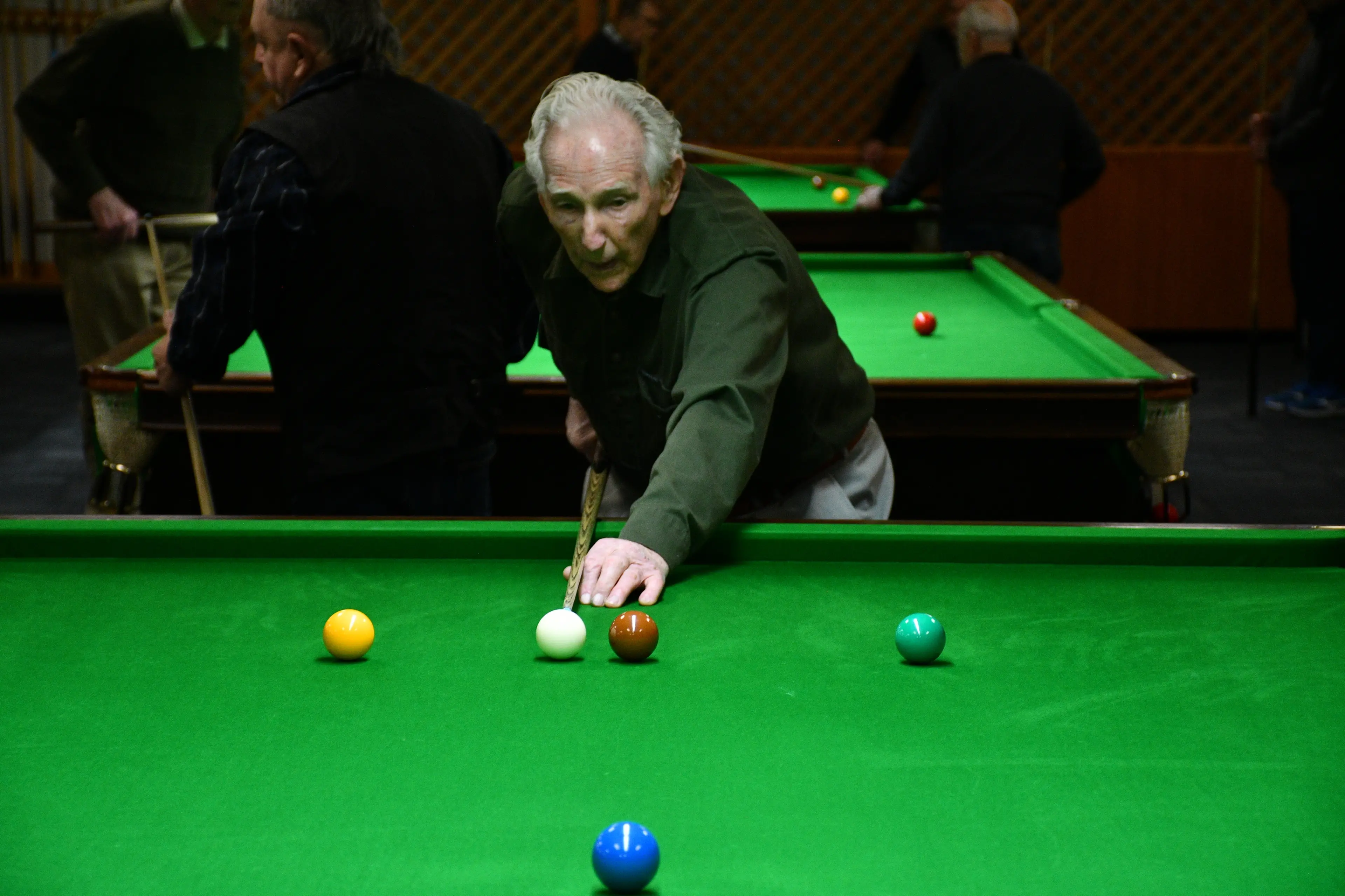 Ernie MacManus plays a game of snooker after being crowned a patron of the Gore and Districts Memorial RSA snooker section last Wednesday. Photo: Gemma Sinclair