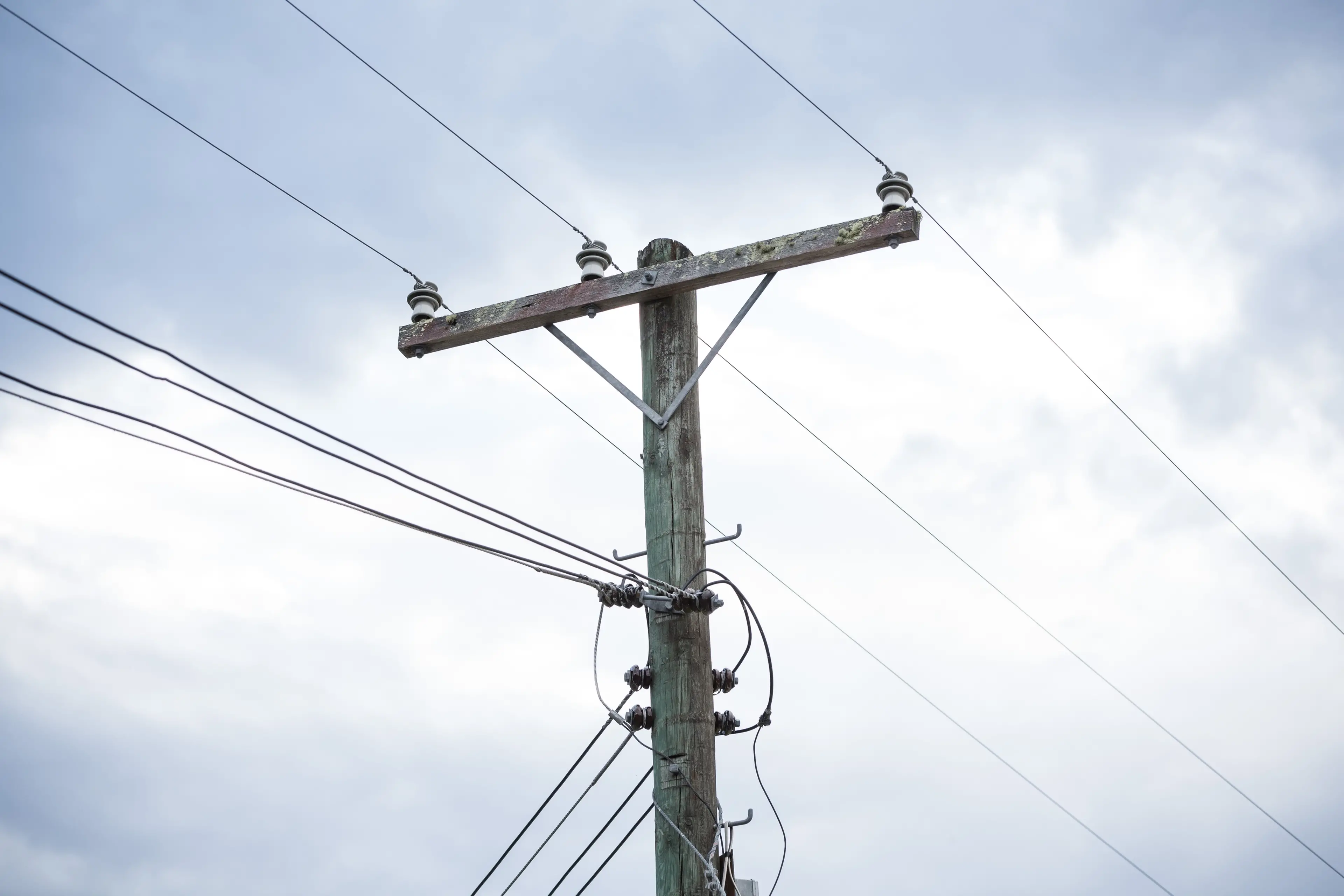 Hundreds across South Island and Wellington without power