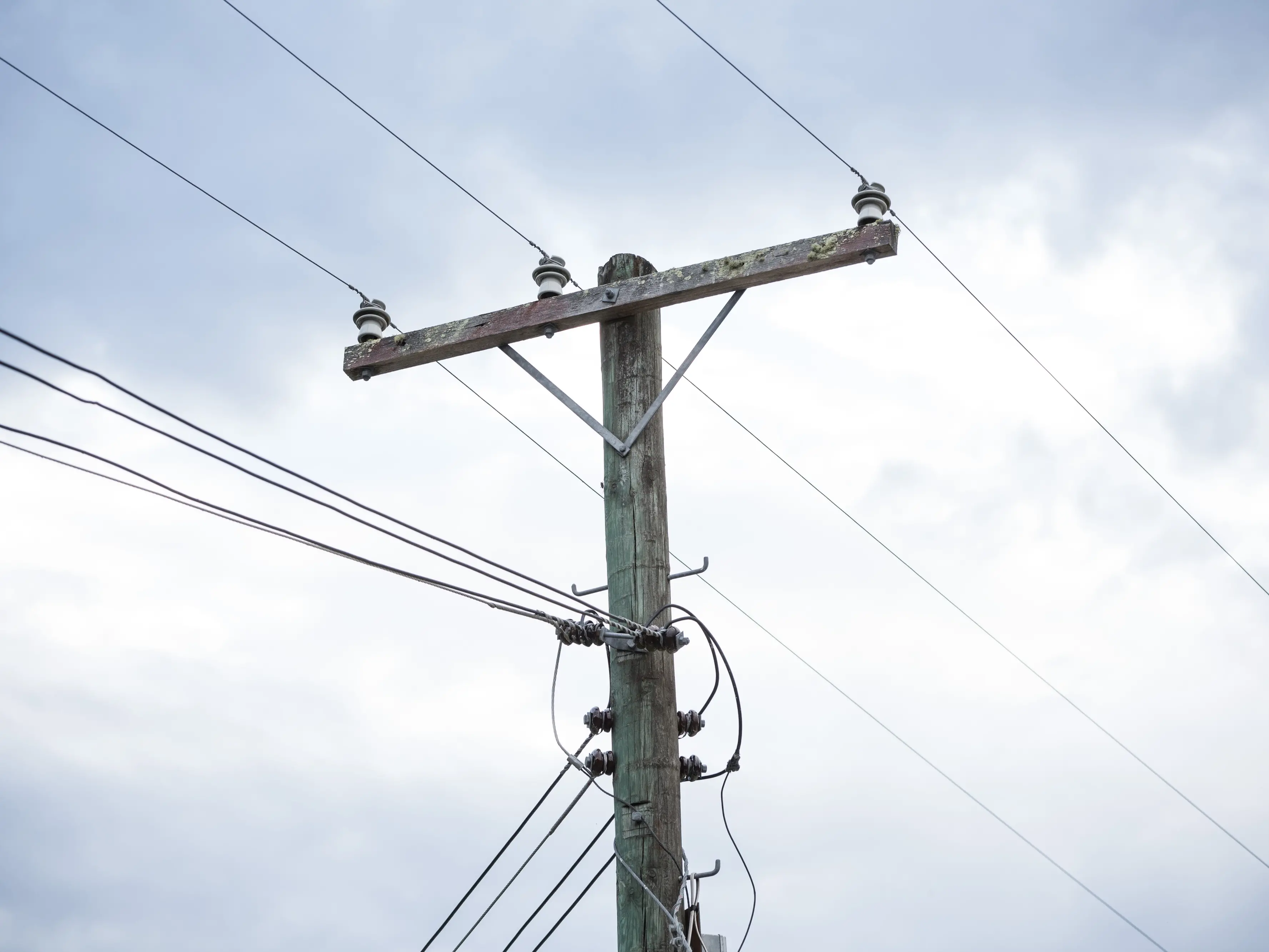 Hundreds across South Island and Wellington without power