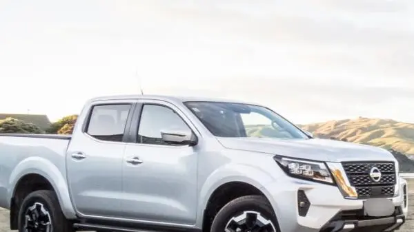 Police search for ute that left crash scene