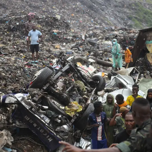 Landfill collapse kills 30, dozens injured
