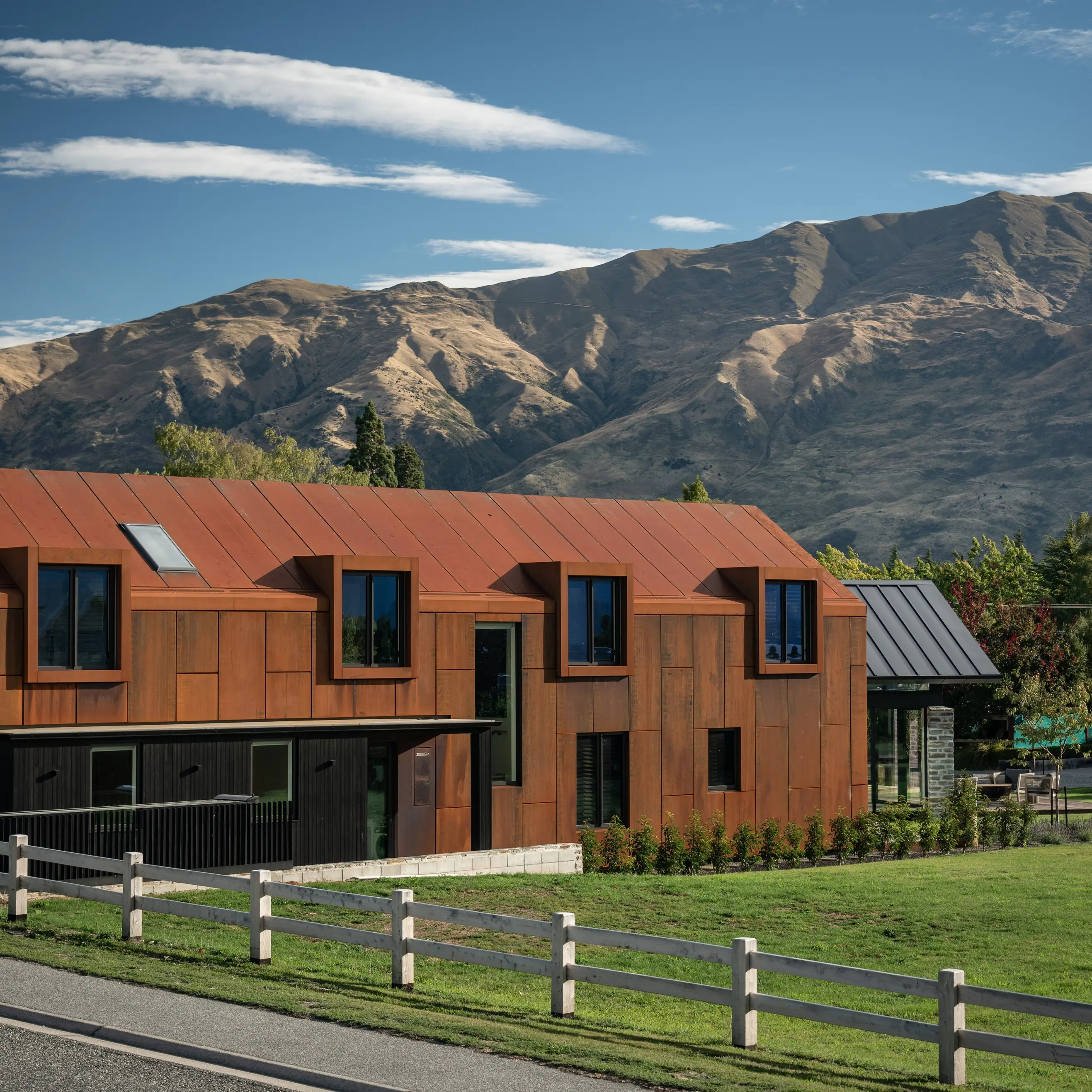 Bold cladding ensures Wānaka house is a standout