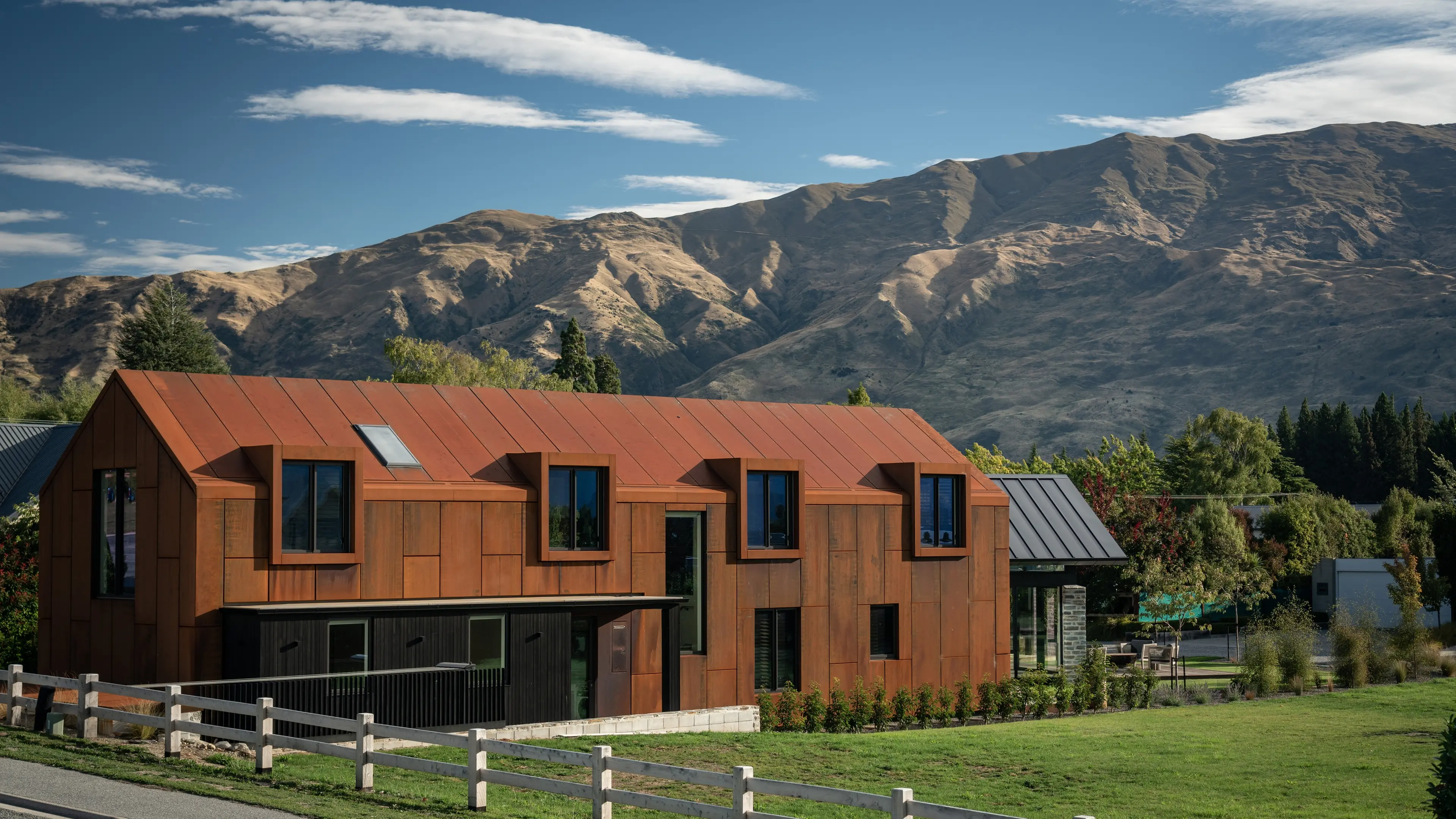 Bold cladding ensures Wānaka house is a standout