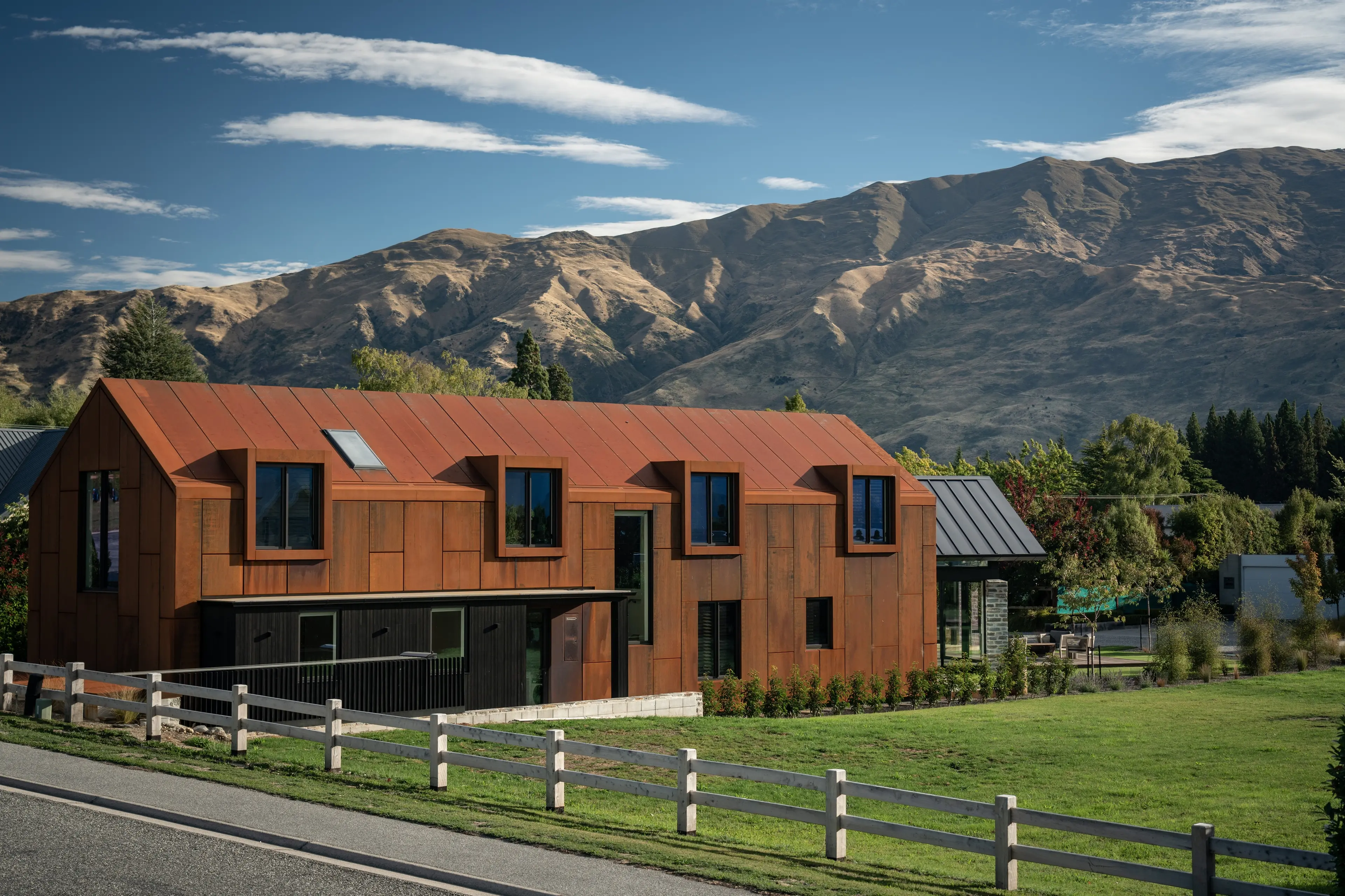 The contemporary weathered \"barn\\'\\' designed by Mason & Wales Architects makes a bold statement. Photos: Larkin Photography