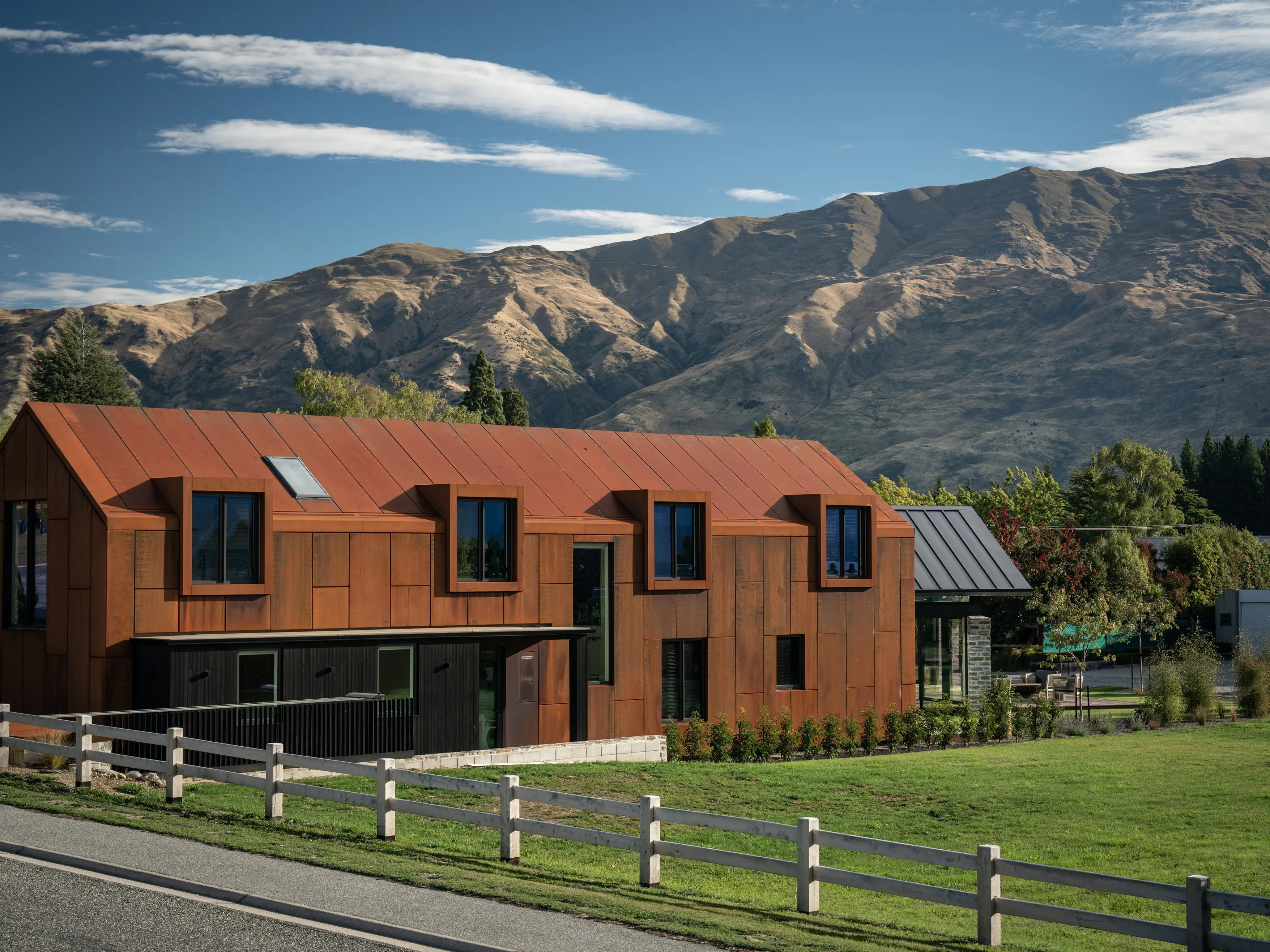 Bold cladding ensures Wānaka house is a standout