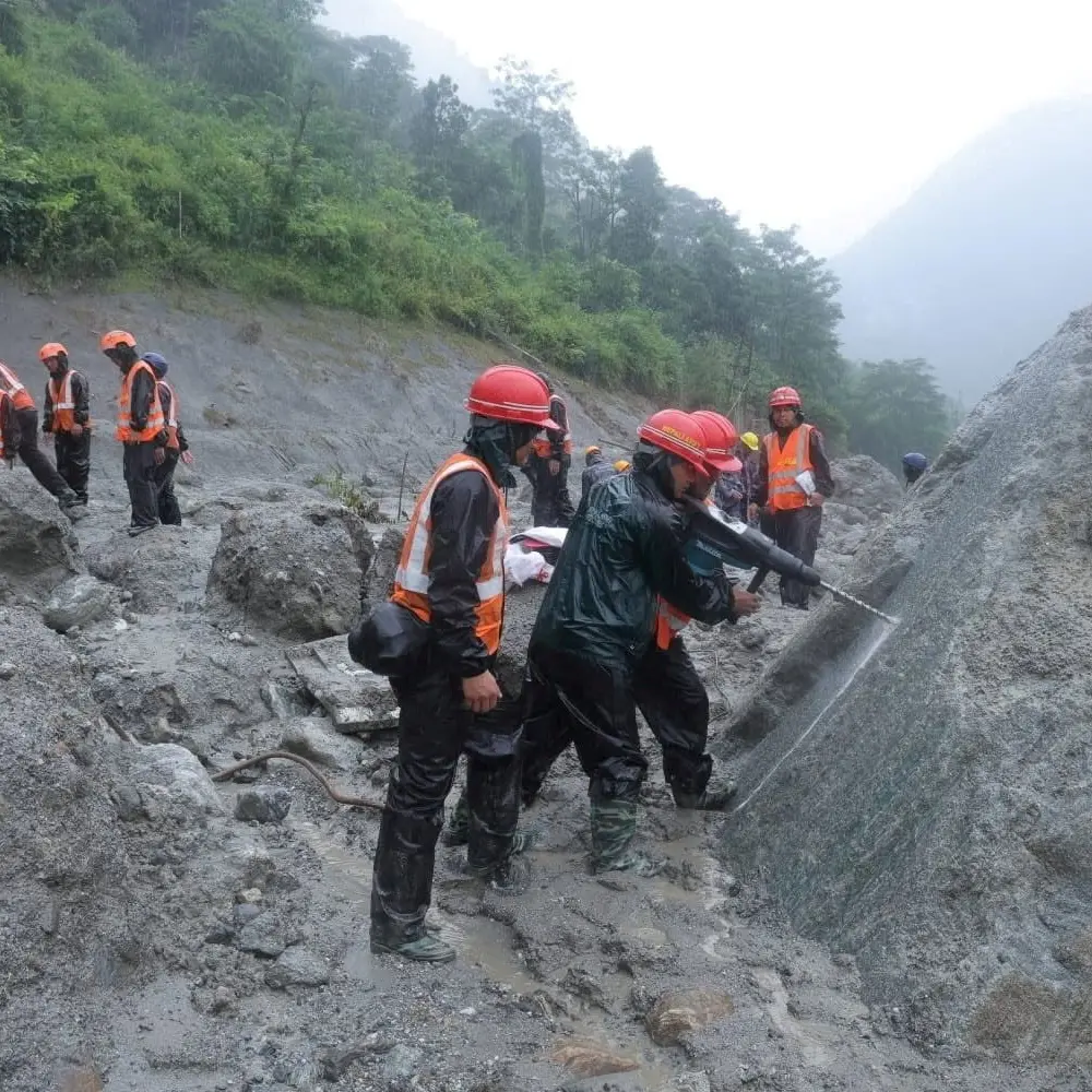 Search continues as mudslide death toll approaches 800