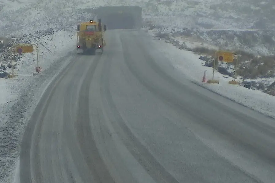 A snowy road leading to the Homer Tunnel late on Friday afternoon. Photo: Milford Road Alliance