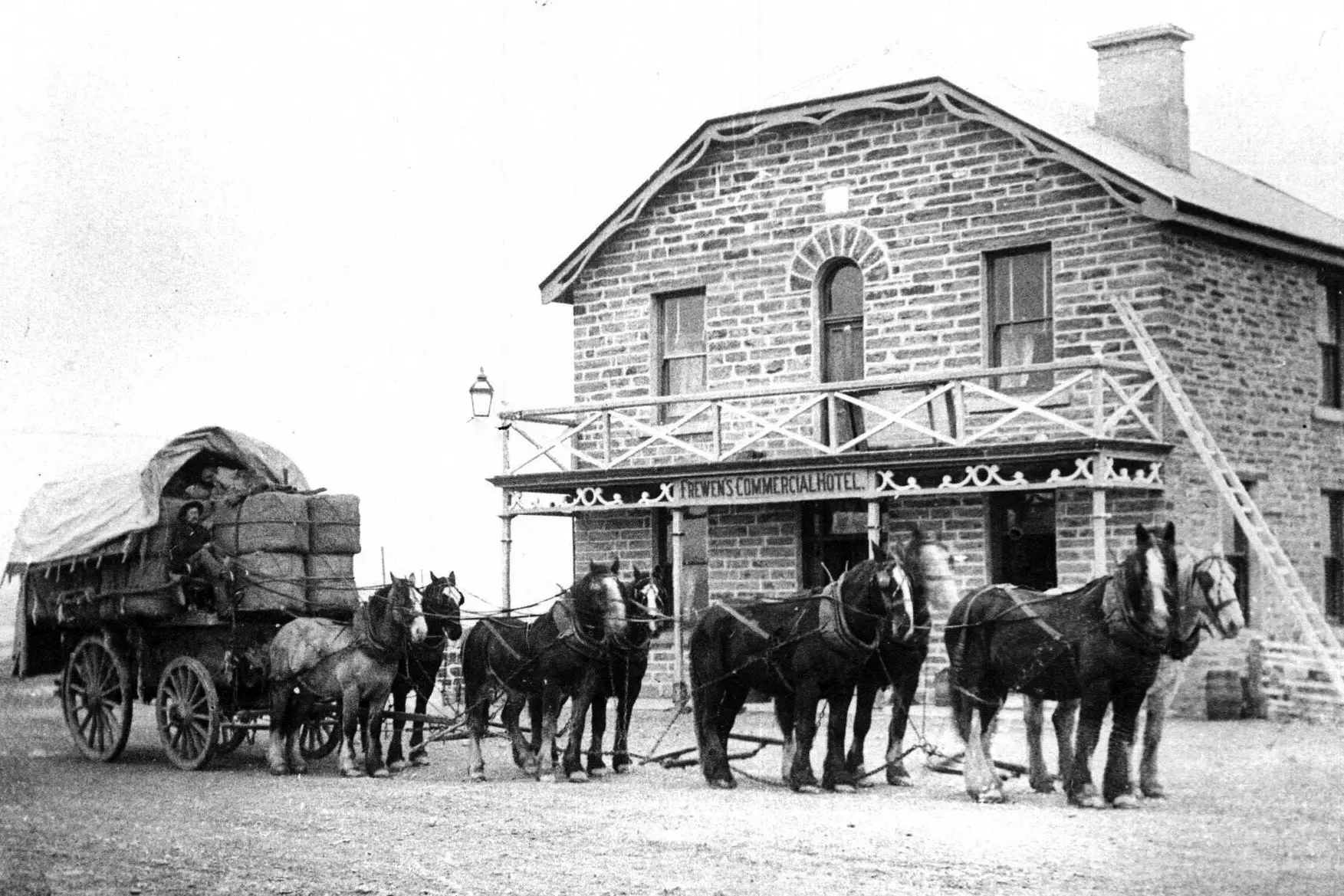 The Commercial Hotel at Omakau, about 1905. Photo: Hocken Collections
