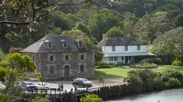 Blaze at café next to NZ's oldest building ‘suspicious’