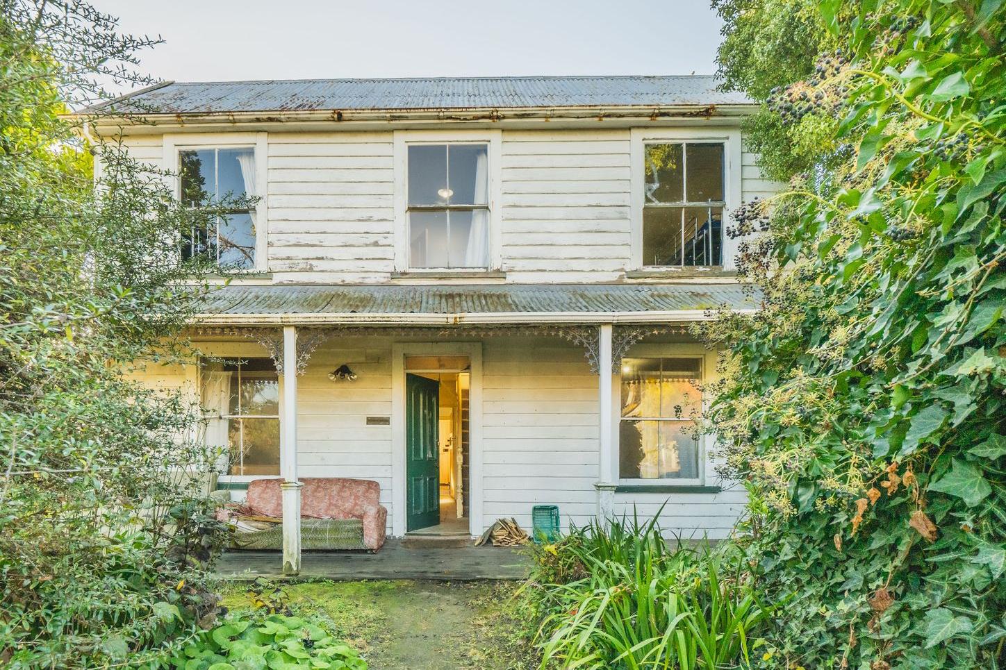 Journalists' holiday home sells as a doer-upper