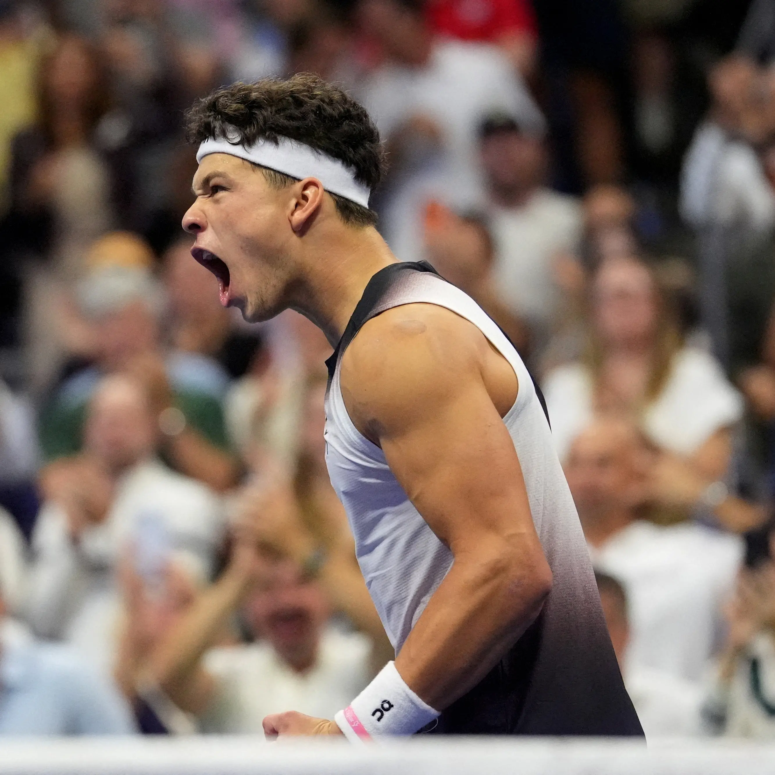 Americans surge into quarterfinals
