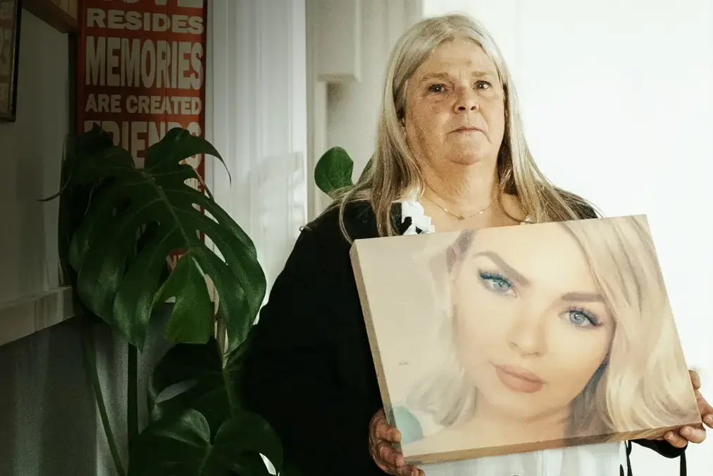 Mandy Molloy with a picture of her daughter Rachel. Photo: TVNZ