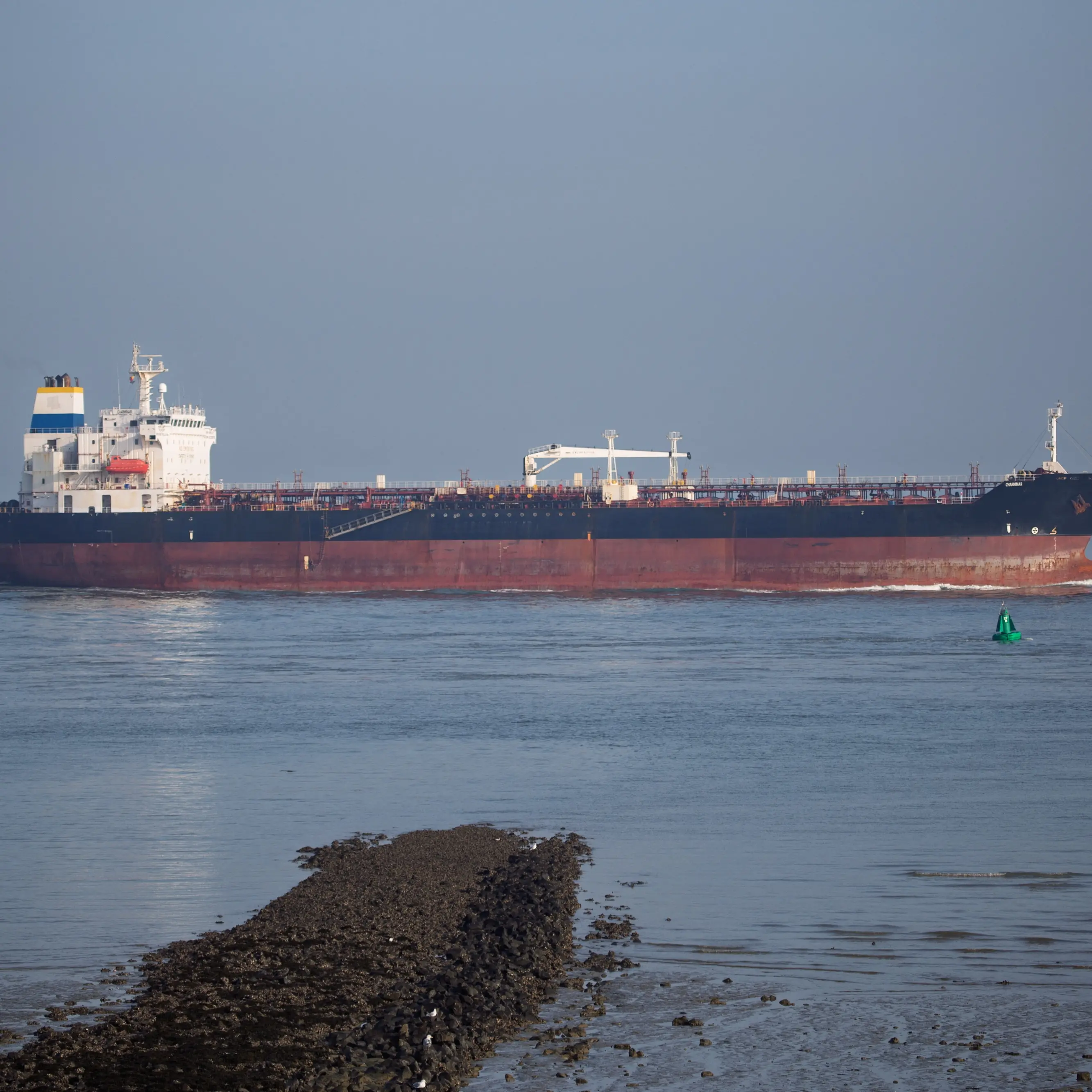 Iran, US hit tankers in biggest wave of attacks since war began