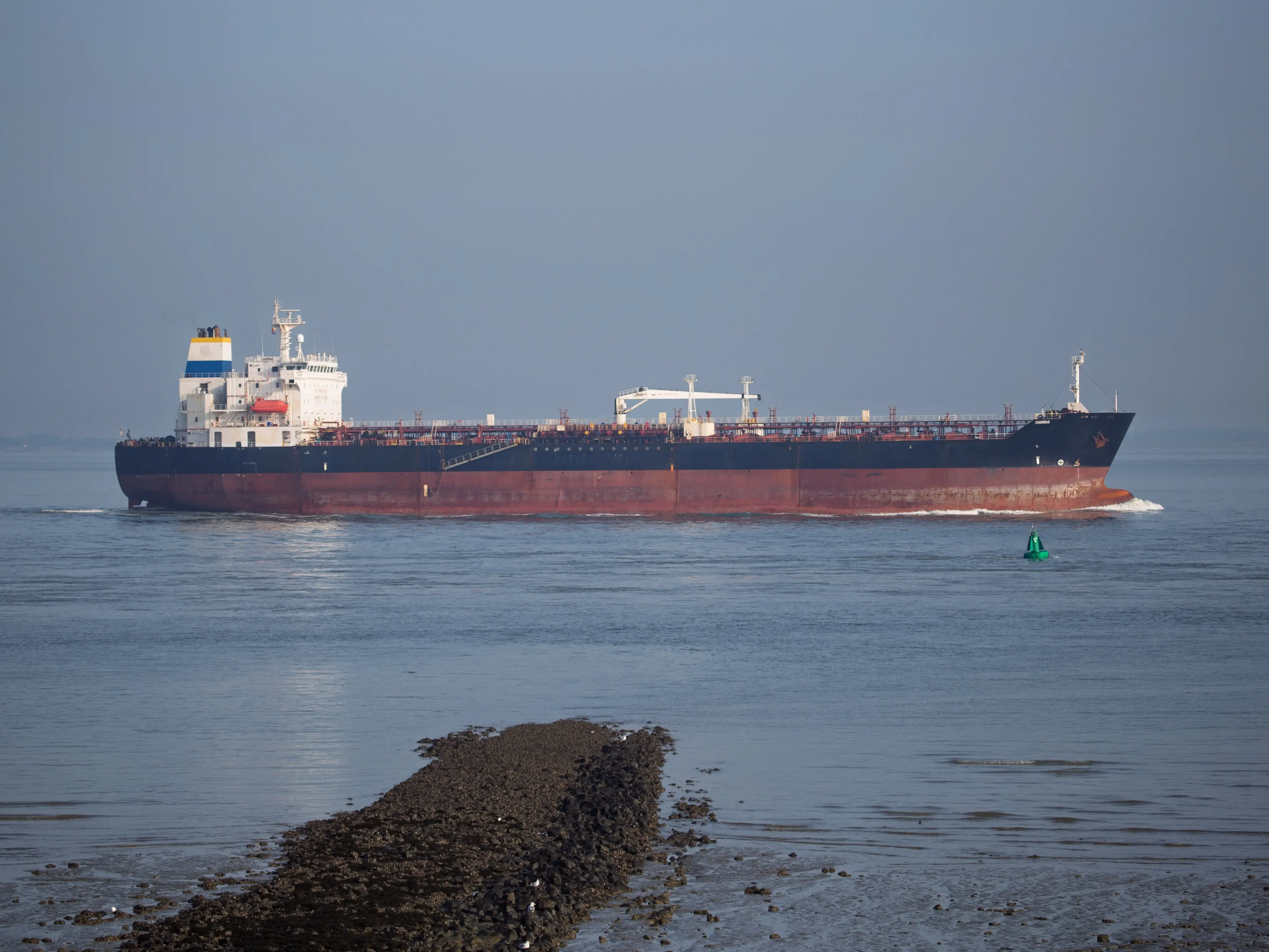 Iran, US hit tankers in biggest wave of attacks since war began