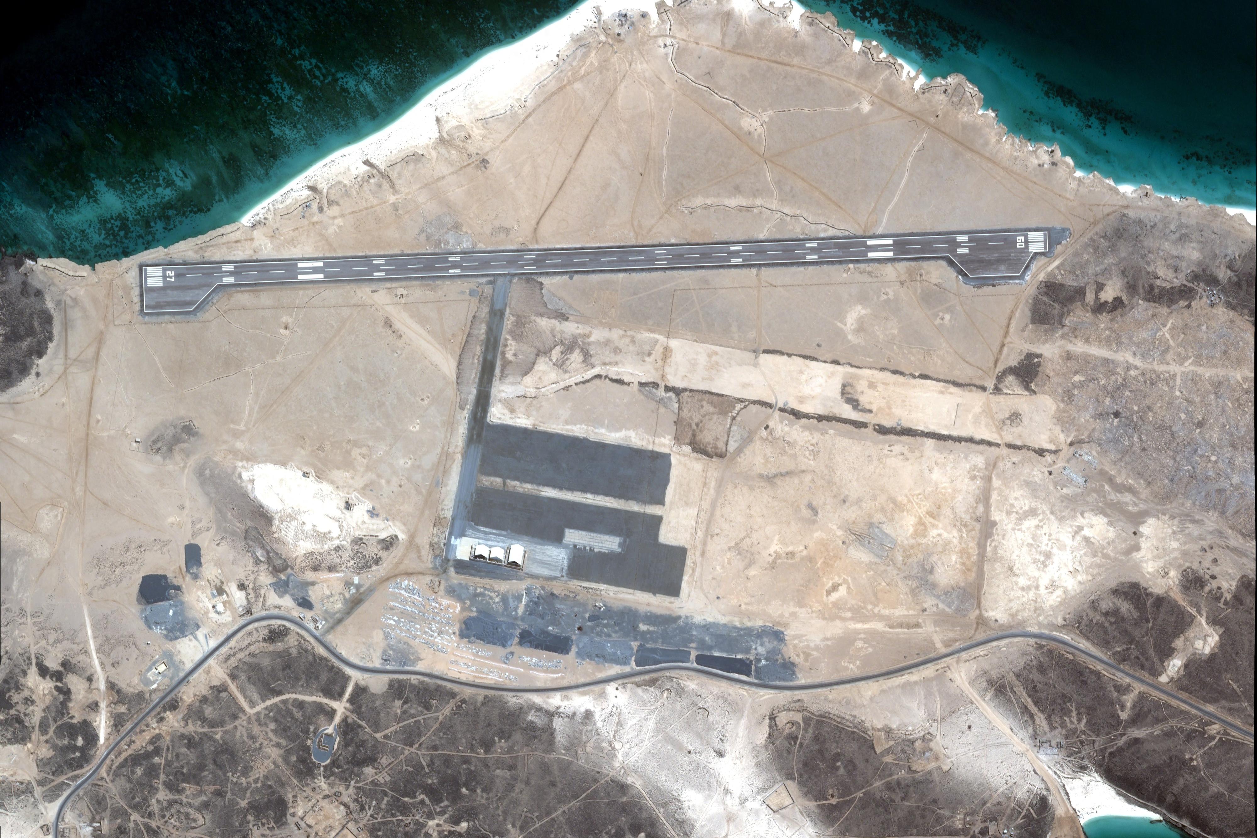 Gulf oil threatened as Houthis reach key island, Saudis shut pipeline