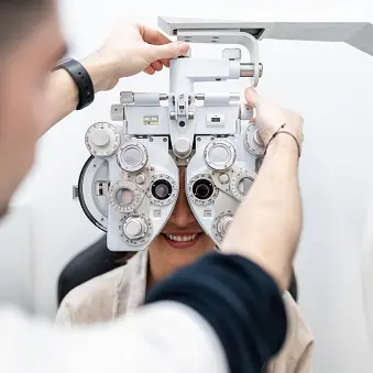 Many middle-aged adults delaying eye tests: survey