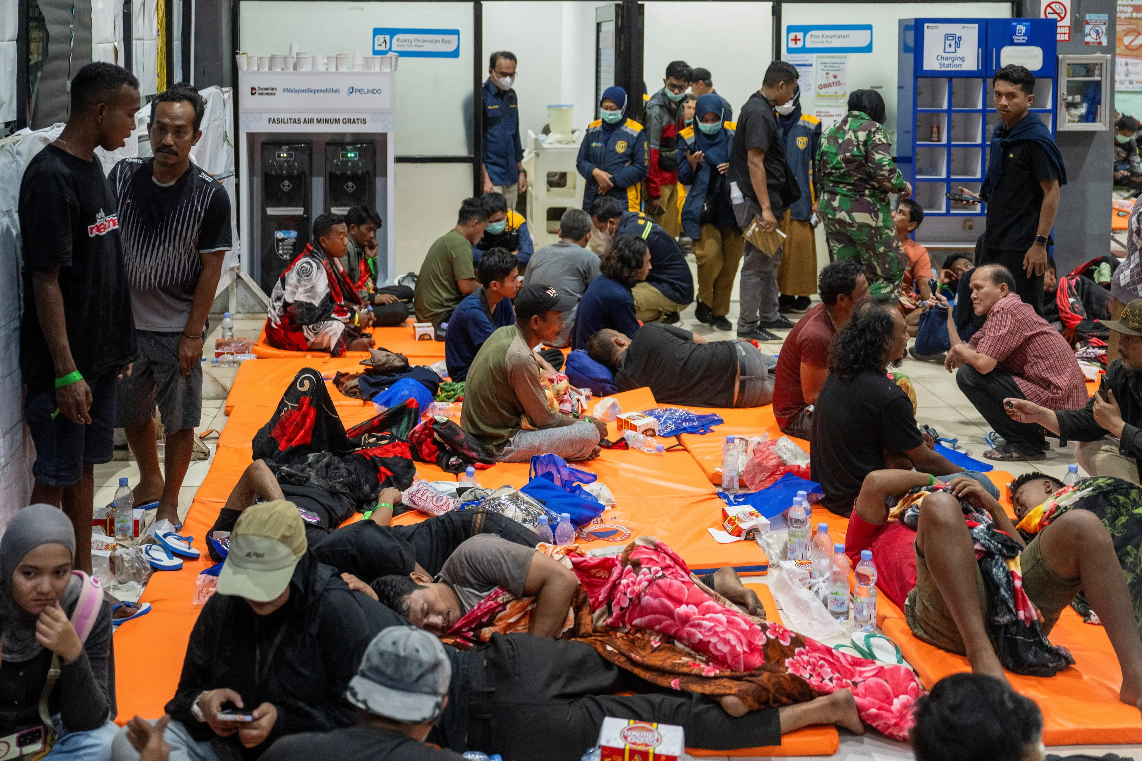 <p>Passengers evacuated from the Virgo Transport 8 ship that sank while sailing from Surabaya in East Java to Banjarmasin in South Kalimantan, gather as they arrive at Trisakti port in Banjarmasin, South Kalimantan province, Indonesia. Photo: Reuters </p>\\n