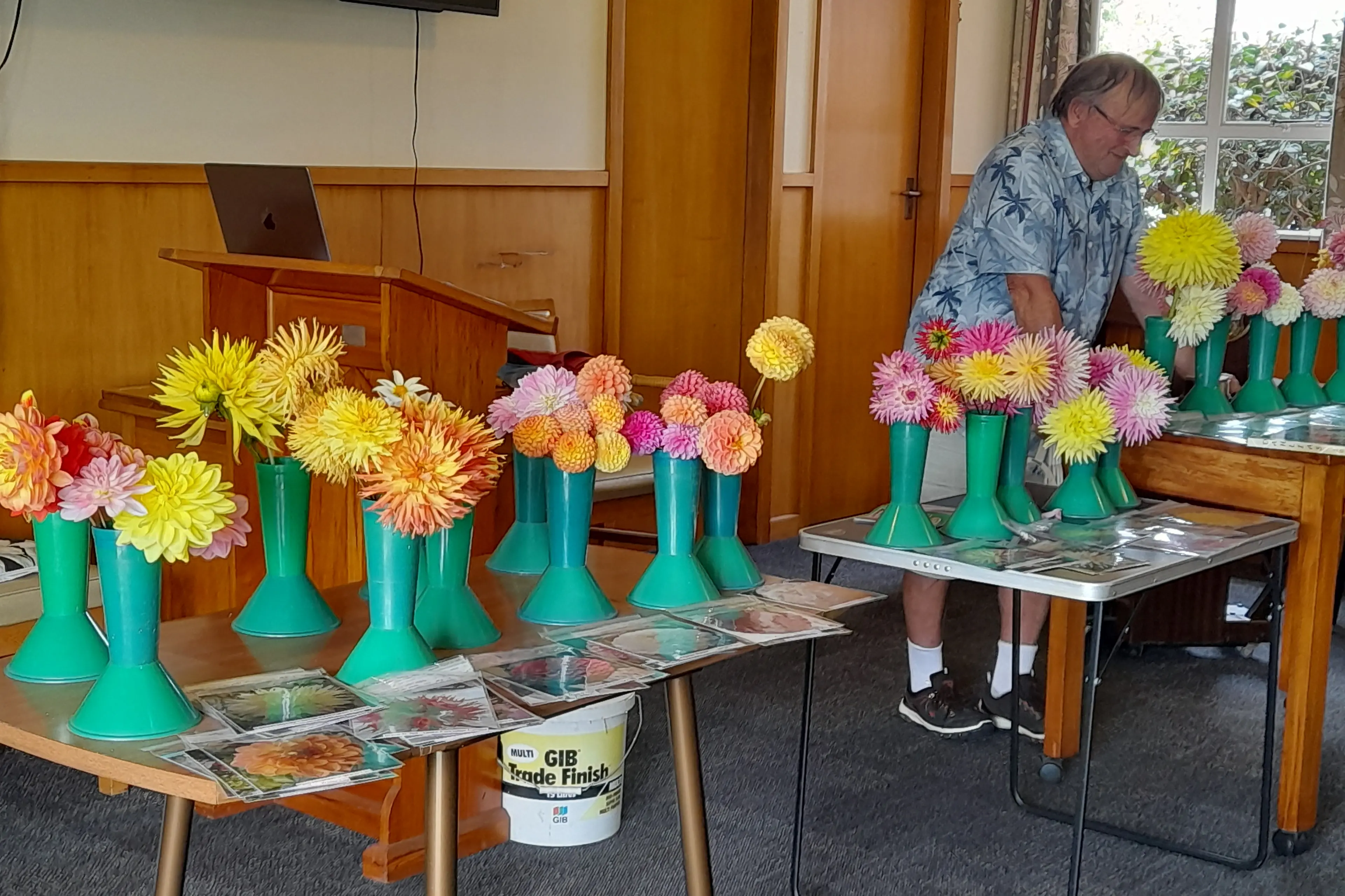 Phil Wilde talks to members of the Waimate Garden Circle about the different types of dahlias and how best to grow them. Photo: Supplied