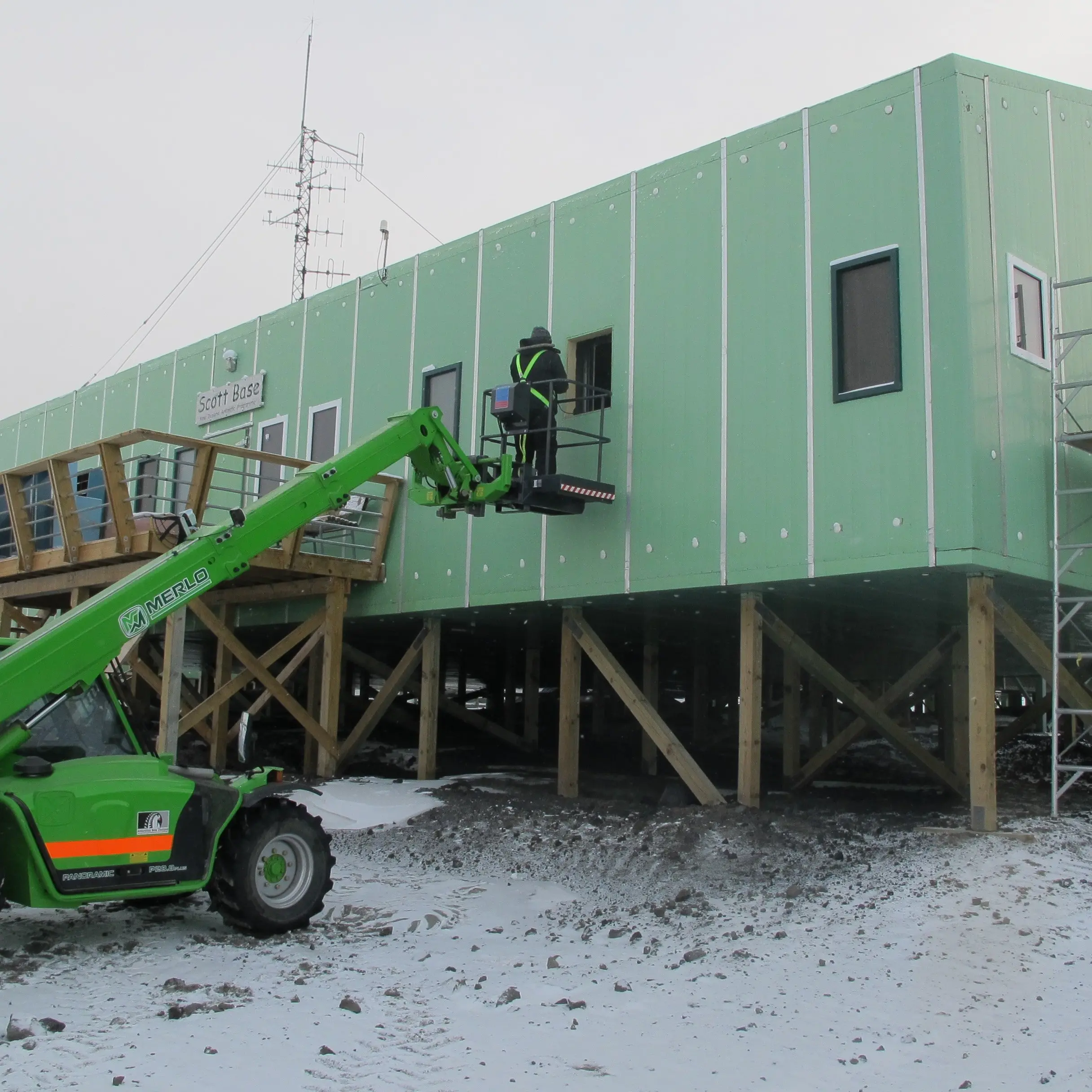 Training for Antarctica-bound maintenance crew