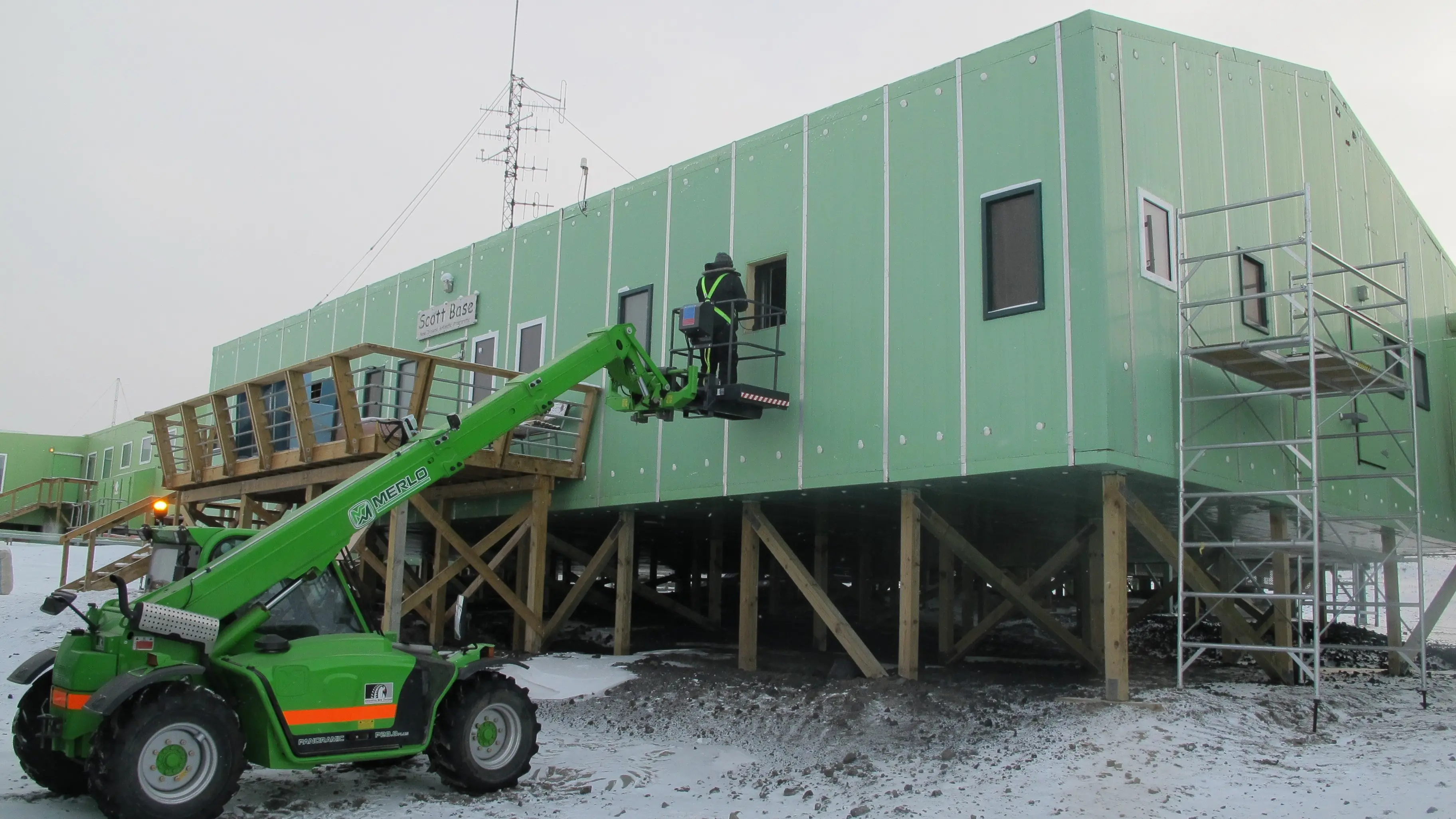 Training for Antarctica-bound maintenance crew