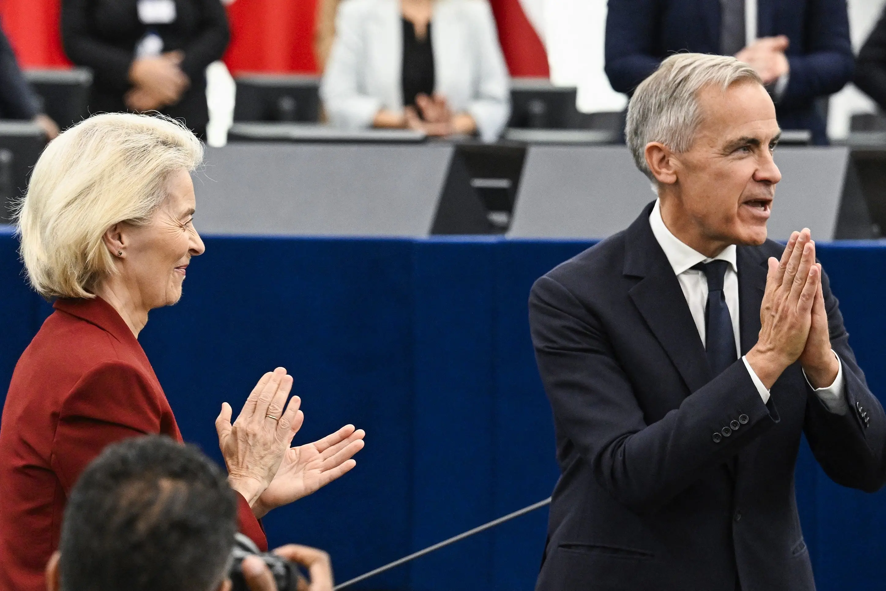 European Commission President Ursula von der Leyen applauds as Canada\\'s Prime Minister Mark Carney acknowledges MEPs. Photo: Getty Images