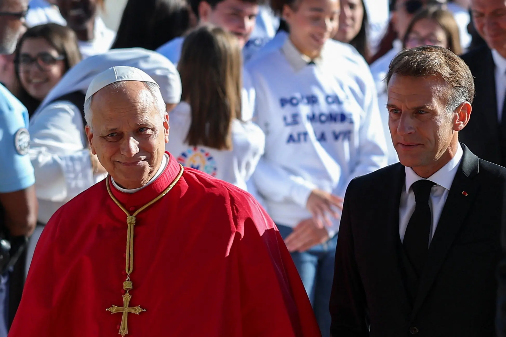French President Emmanuel Macron welcomed Pope Leo upon his arrival at Paris-Orly Airport. Photo: Reuters