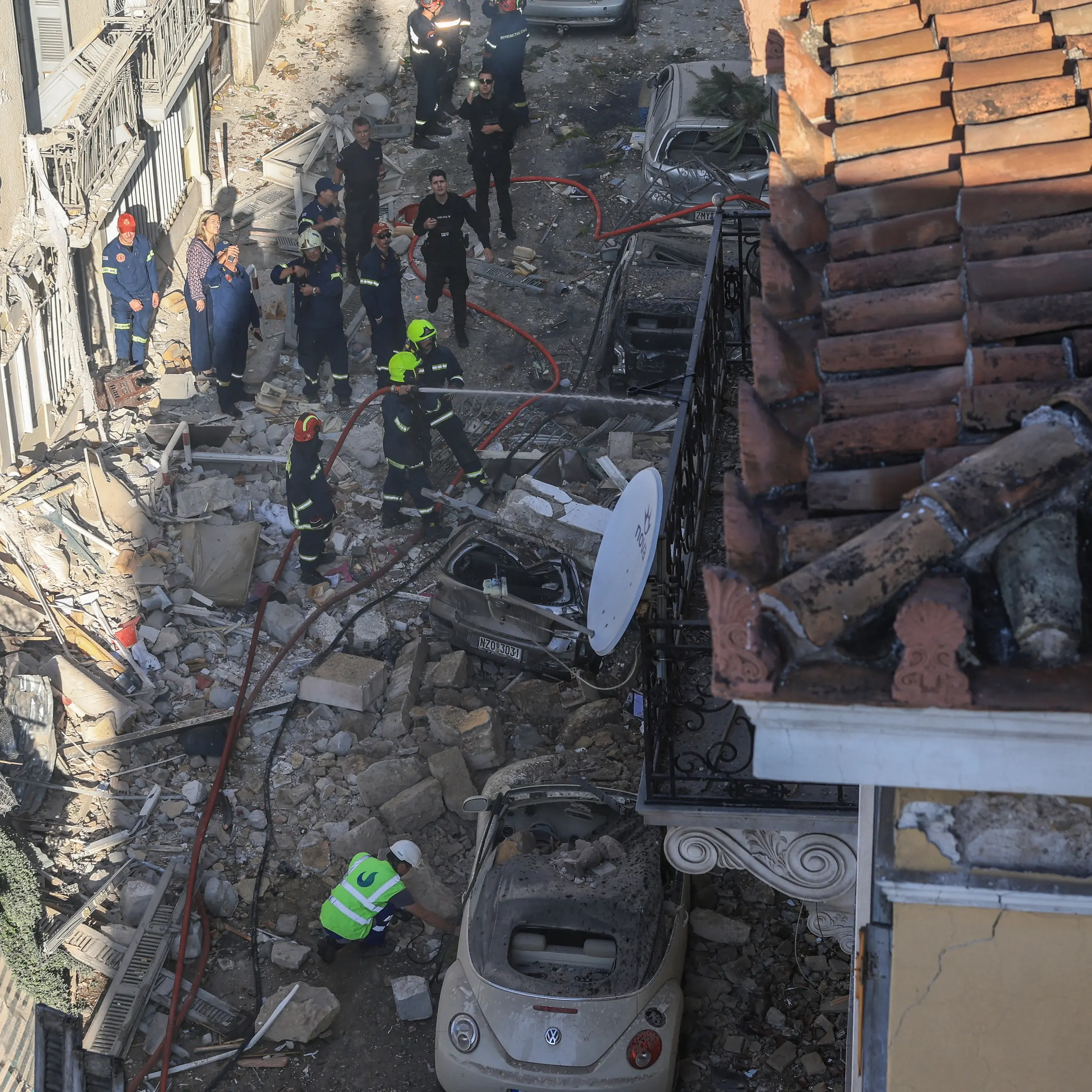 Explosion fells building in tourist area of Athens