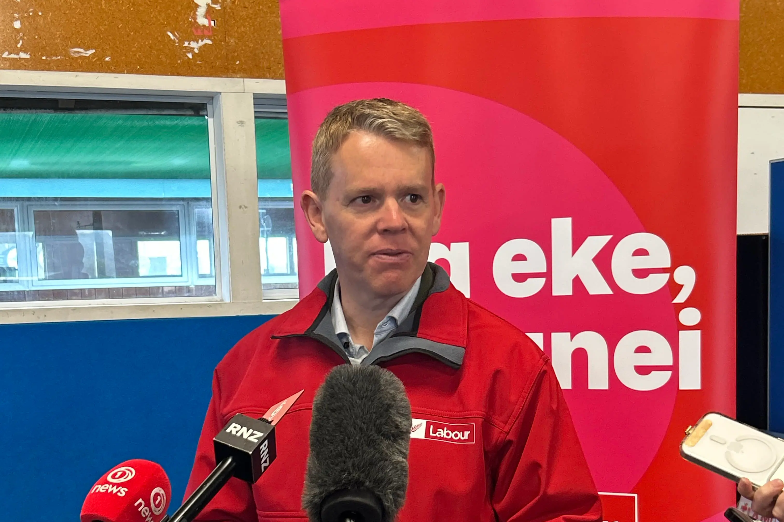 Chris Hipkins met with South Aucklanders at the \\u014Ctara Market on Saturday, before heading to a volunteer rally at Waatea Marae in M\\u0101ngere. Photo: Tu Natanahira / RNZ