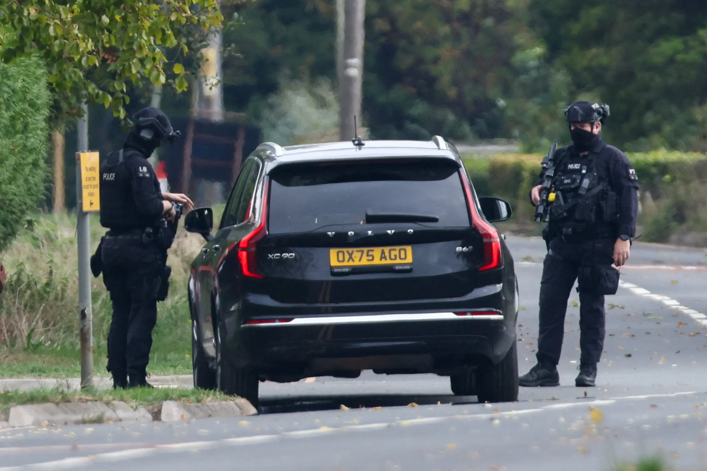 <p>Police officers secure the area near the RAF Fairford airbase after police declared a major incident at at the base after several men were arrested on suspicion of offences under the Explosives Act, in Fairford, Gloucestershire, Britain. Photo: Reuters</p>\\n