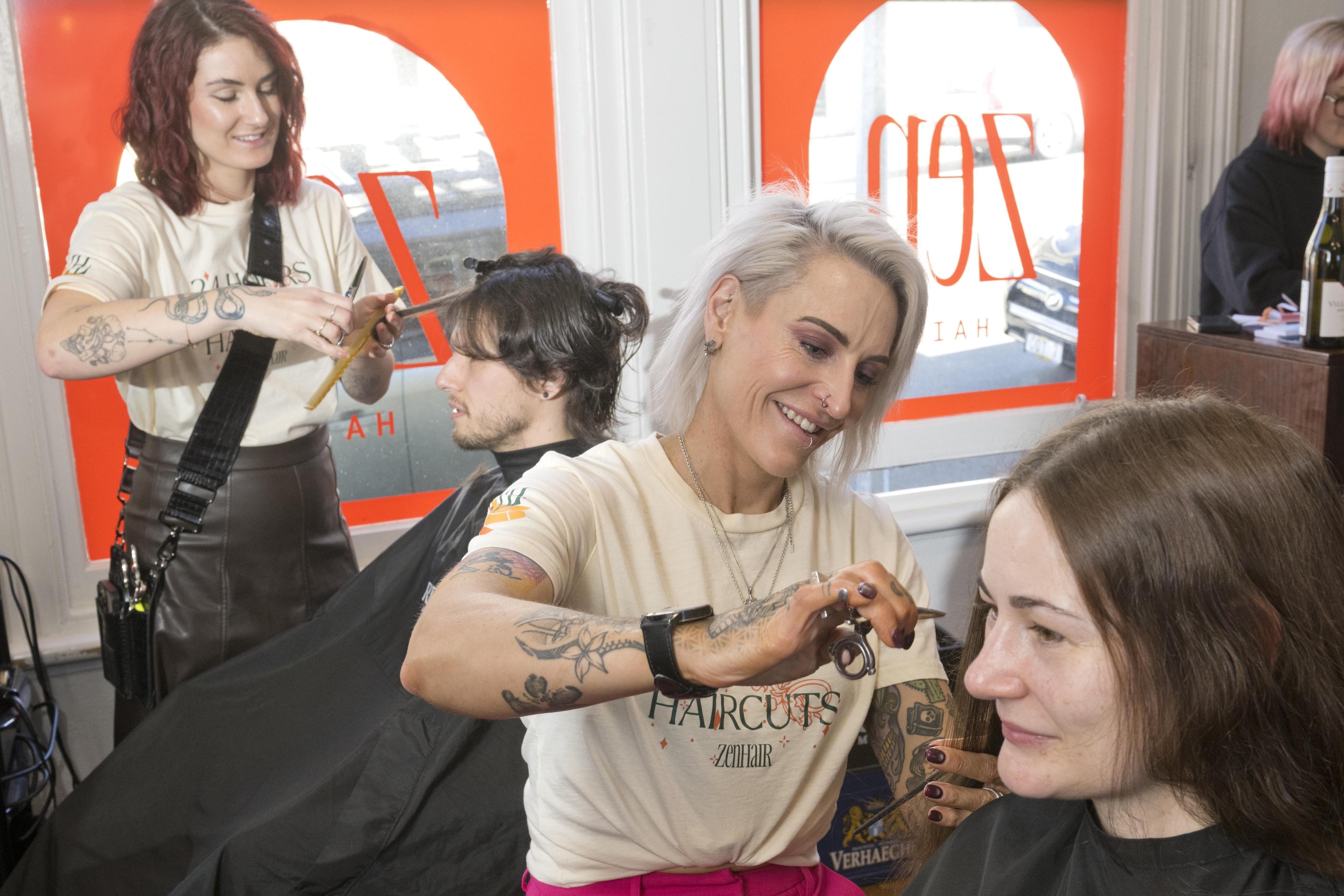 Zwei Stunden Schlaf und 131 Haarschnitte: Friseure in Dunedin arbeiten ...
