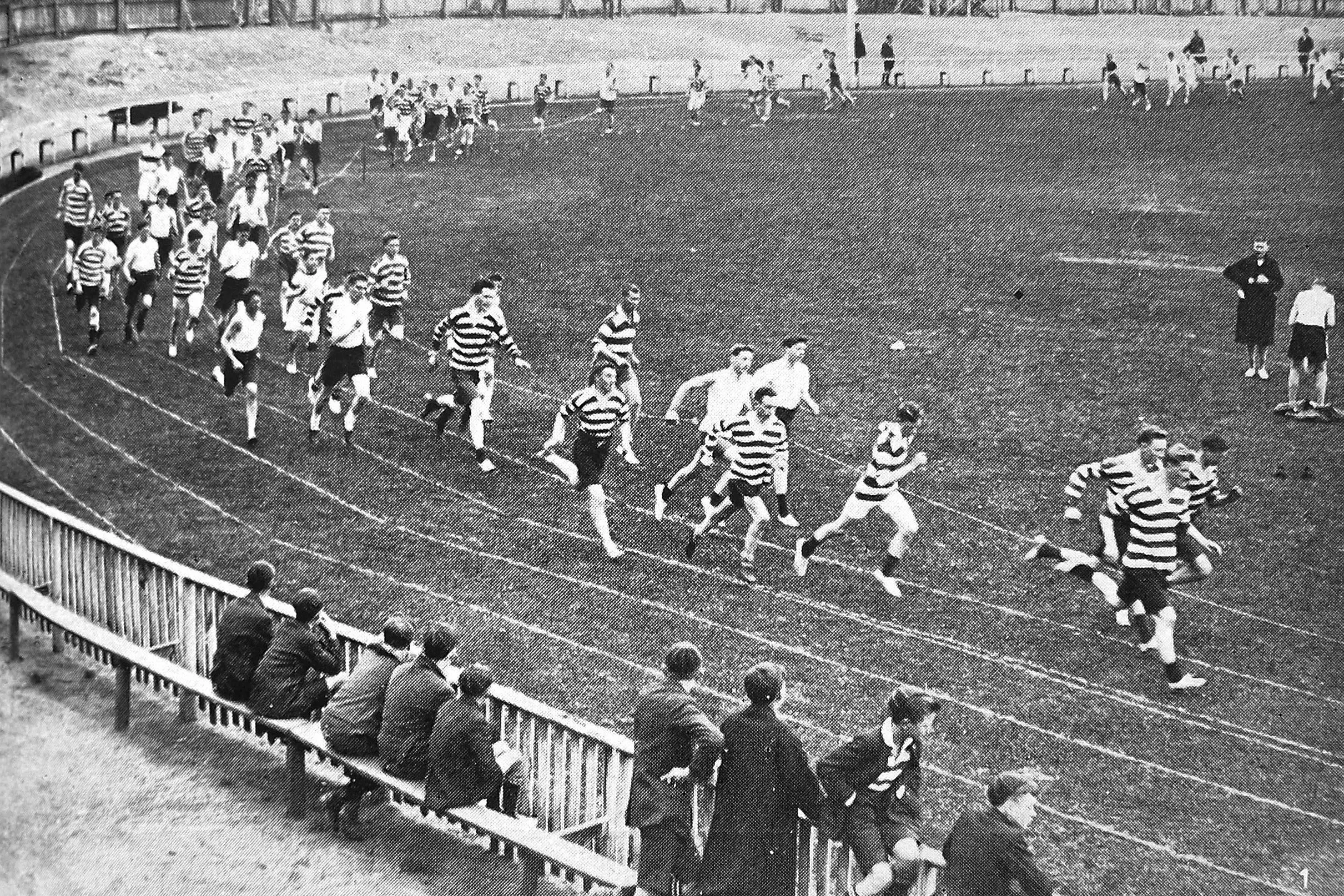 Otago Boys\\u2019 High School annual sports at Dunedin: the handicap mile race. Photo: <i>Otago Witness</i>, issue 3791, November 9, 1926, page 43