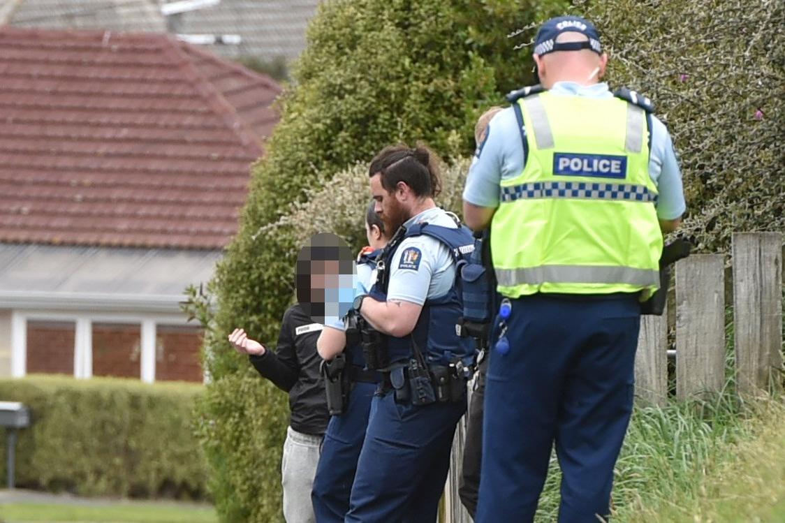 Bewaffnete Polizisten riegeln Straße in Dunedin ab, nachdem eine ...