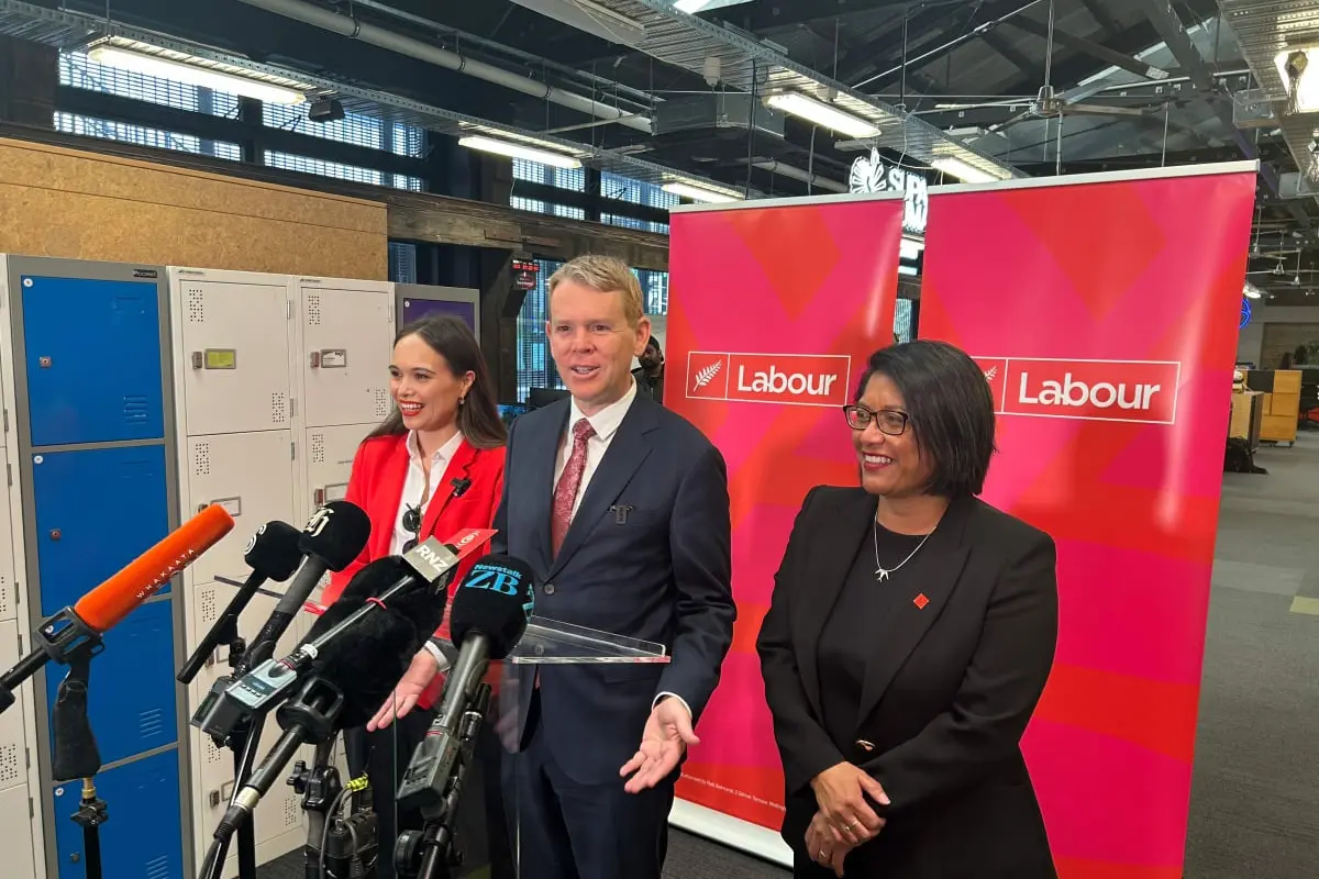 Labour leader Chris Hipkins with finance spokesperson Barbara Edmonds (right) and Arena Williams, spokesperson for Commerce and Consumer Affairs. Photo: RNZ