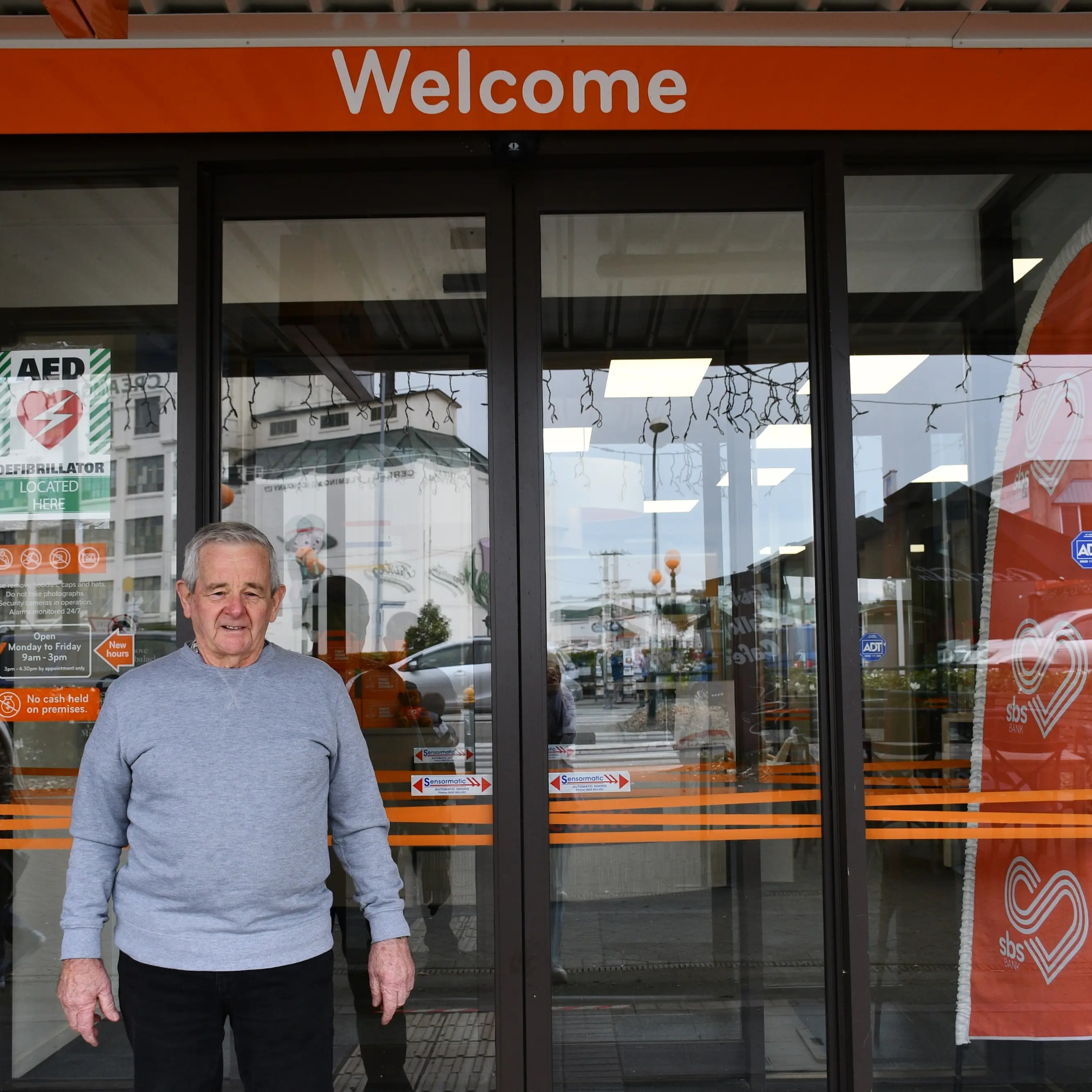 ‘Acting as robbers’: Gore pensioner disgusted bank has no cash