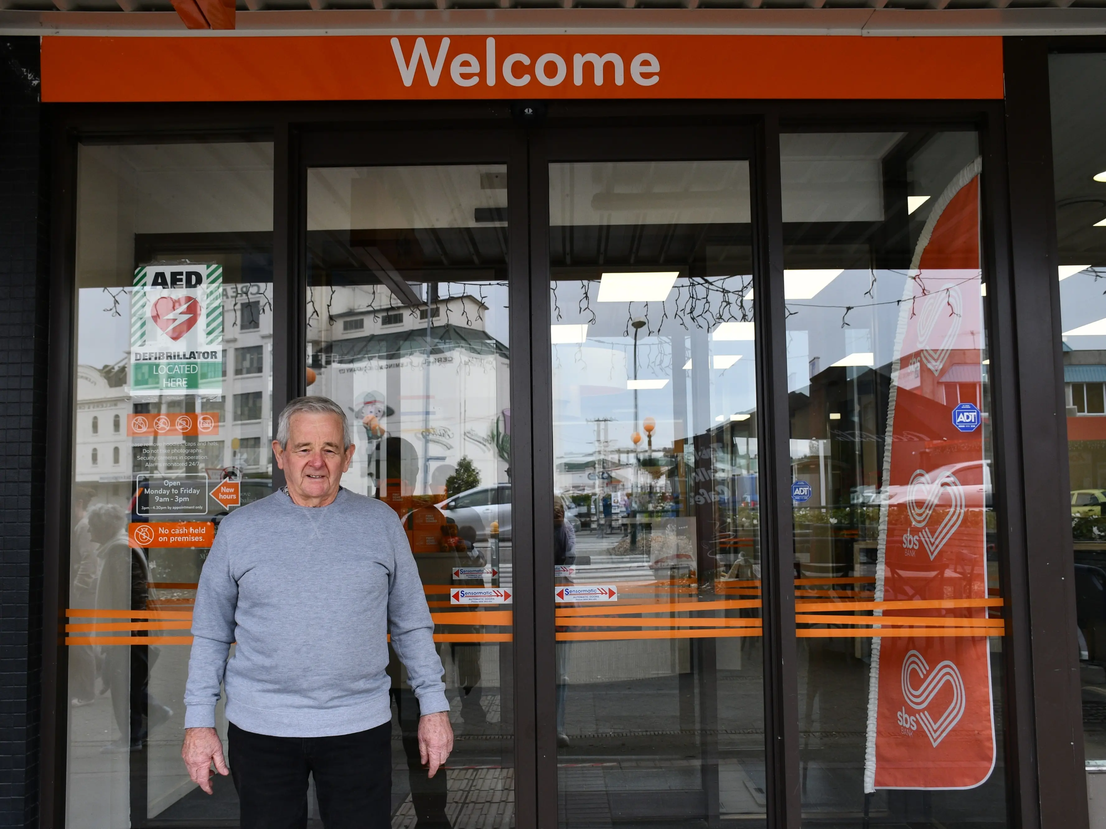 ‘Acting as robbers’: Gore pensioner disgusted bank has no cash