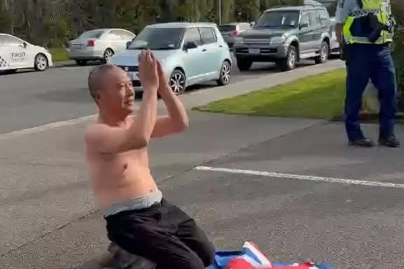 „Wie können sie mich so behandeln?“ Geschäftsmann spendete 18 ...