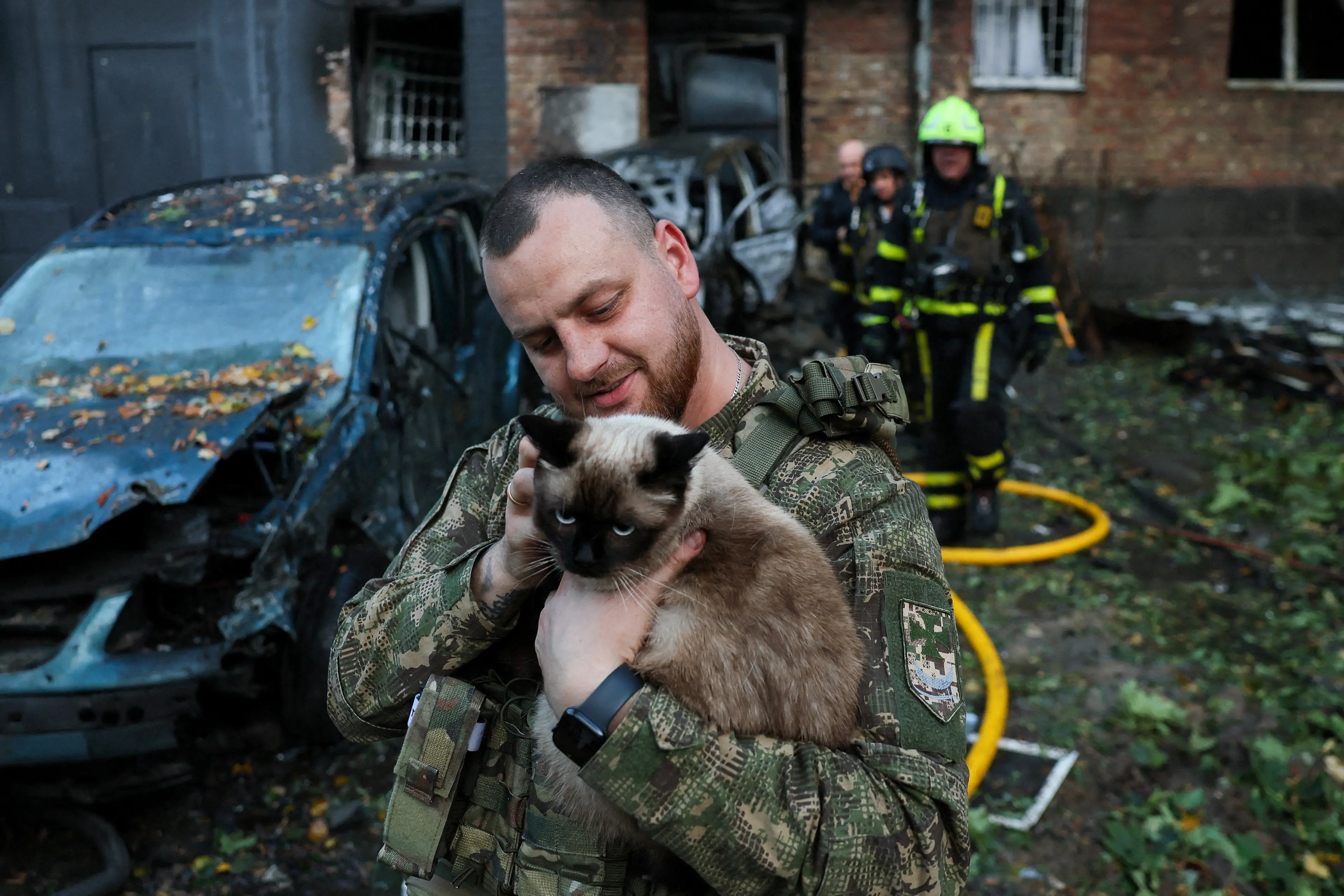 A member of the Ukrainian armed forces holds a cat rescued from an apartment building which was damaged during a Russian drone strike. Photo: Reuters