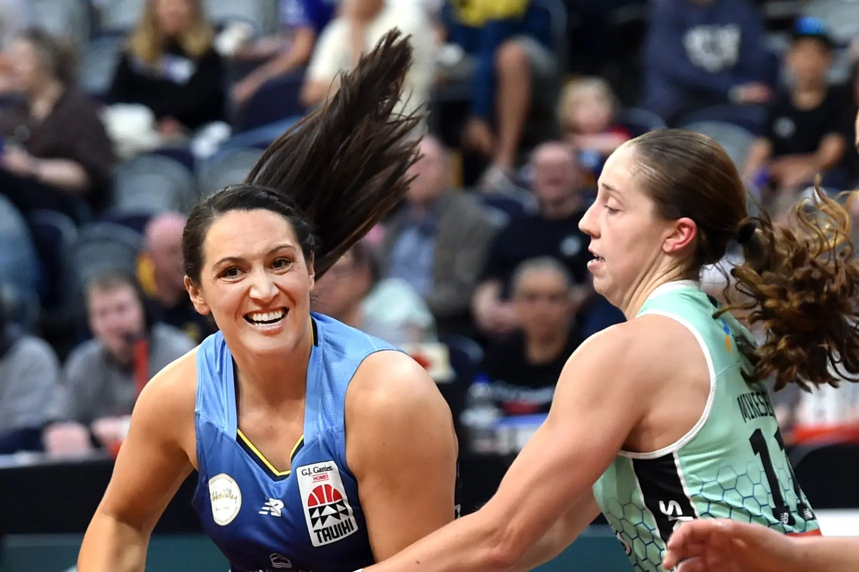 Southern Hoiho guard Samara Gallaher (left) tries to get around Tokomanawa Queens guard Taylor Mikesell during their Tauihi Basketball Aotearoa game at the Edgar Centre on Sunday. Photo: Peter McIntosh