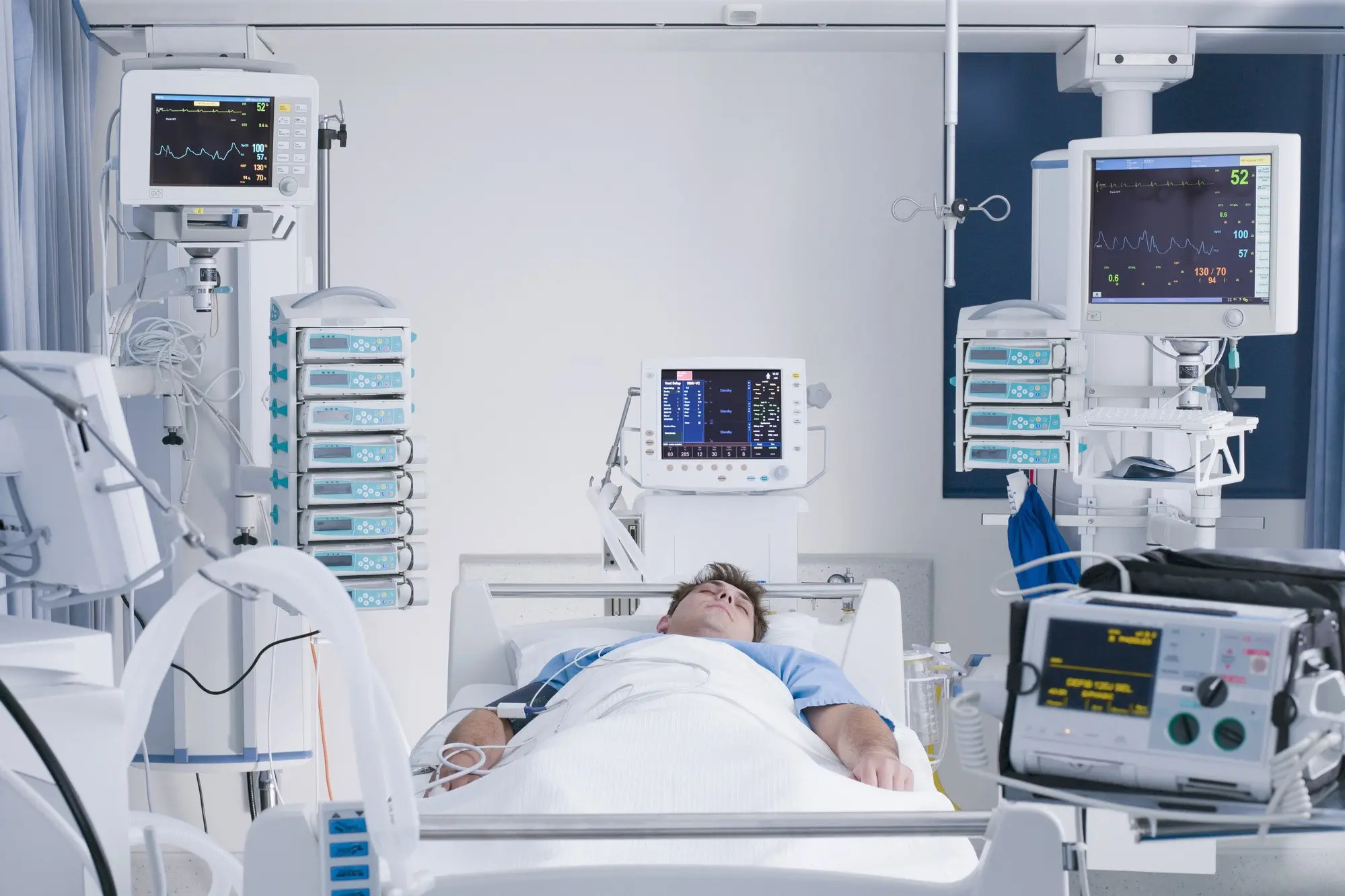 A patient receives treatment in a hospital intensive care ward. Photo: Getty Images