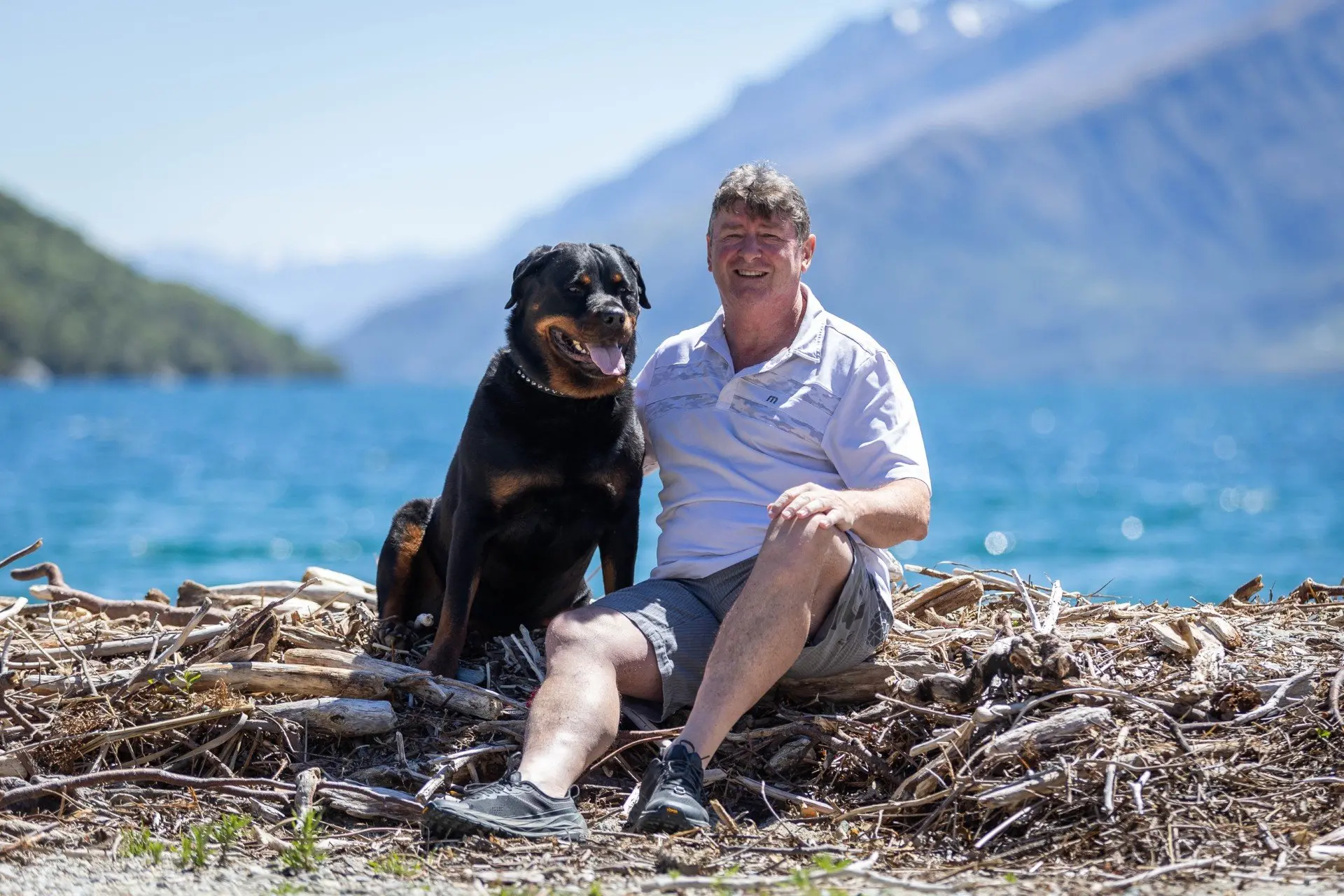 A round for Pete: Kingston volunteer fire brigade\\u2019s former chief fire officer, Peter Ottley, with his faithful rottweiler Diesel. PHOTO: JAMES ALLAN PHOTOGRAPHY