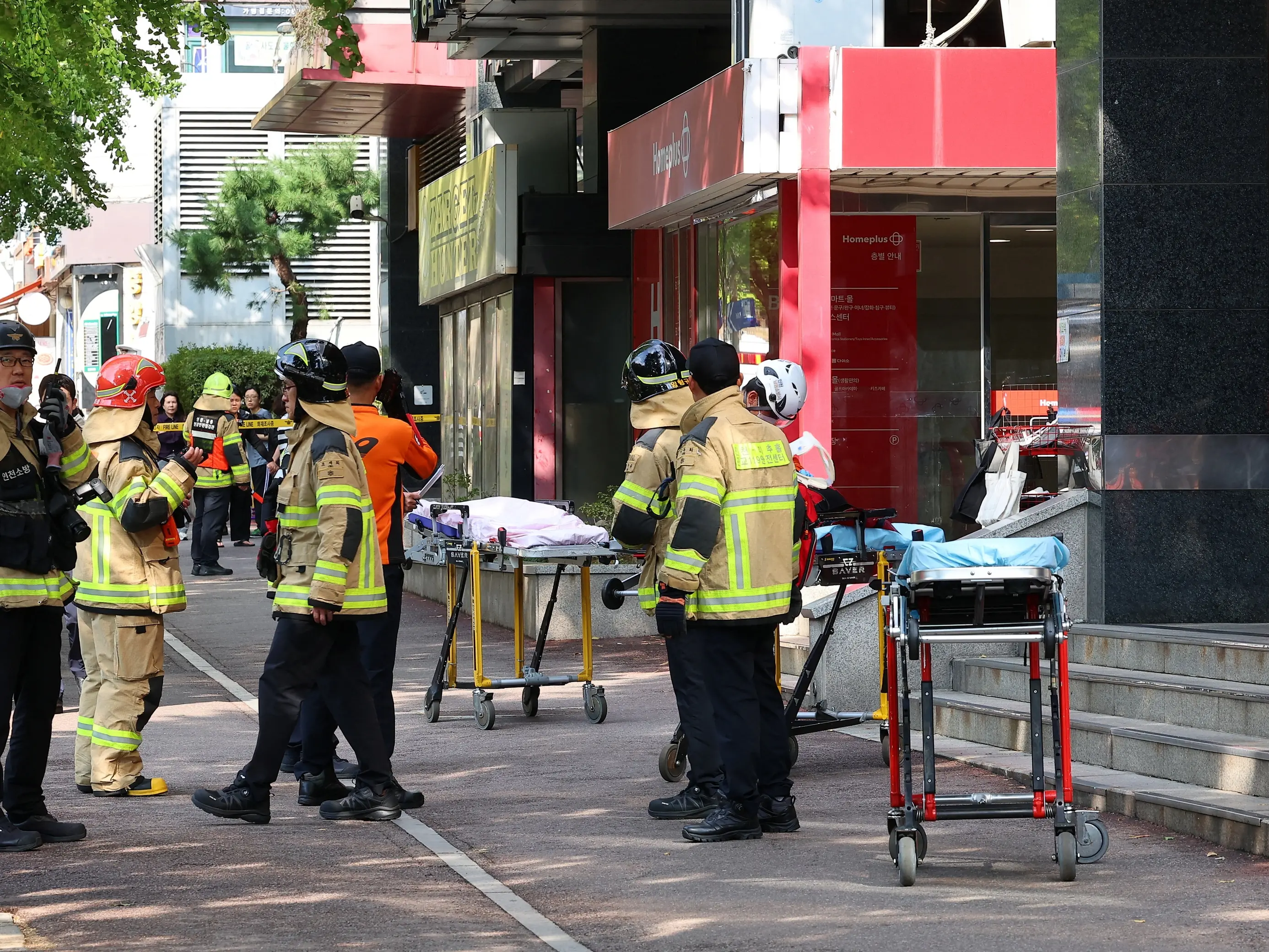 Eight hurt in supermarket stabbings in Korea